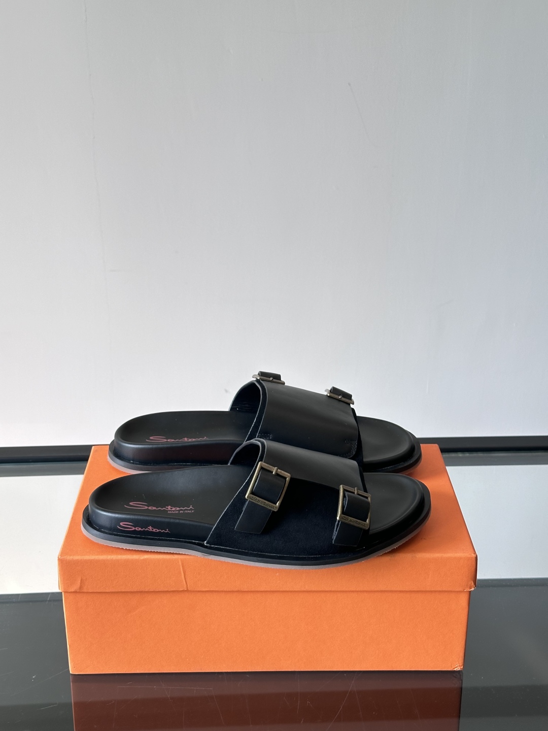 Santoni/圣东尼 意大利男士手工小牛皮真皮拖鞋凉鞋🩴，这个意大利纯手工鞋履品牌的每一双鞋设计简洁经