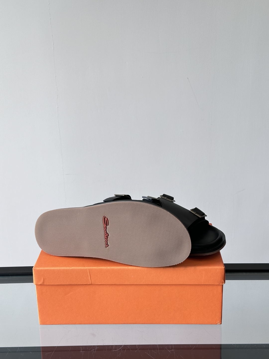 Santoni/圣东尼 意大利男士手工小牛皮真皮拖鞋凉鞋🩴，这个意大利纯手工鞋履品牌的每一双鞋设计简洁经