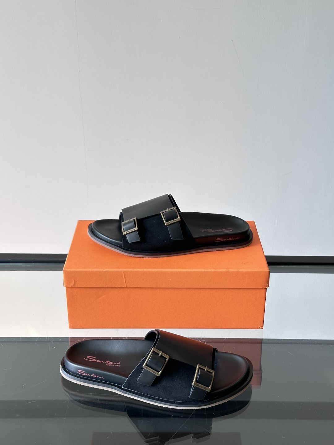 Santoni/圣东尼 意大利男士手工小牛皮真皮拖鞋凉鞋🩴，这个意大利纯手工鞋履品牌的每一双鞋设计简洁经