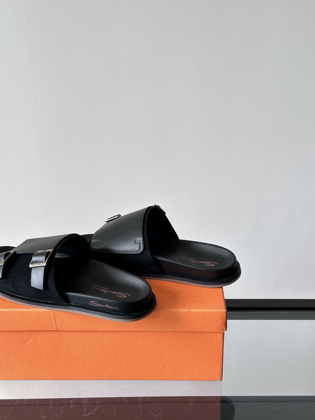 Santoni/圣东尼 意大利男士手工小牛皮真皮拖鞋凉鞋🩴，这个意大利纯手工鞋履品牌的每一双鞋设计简洁经