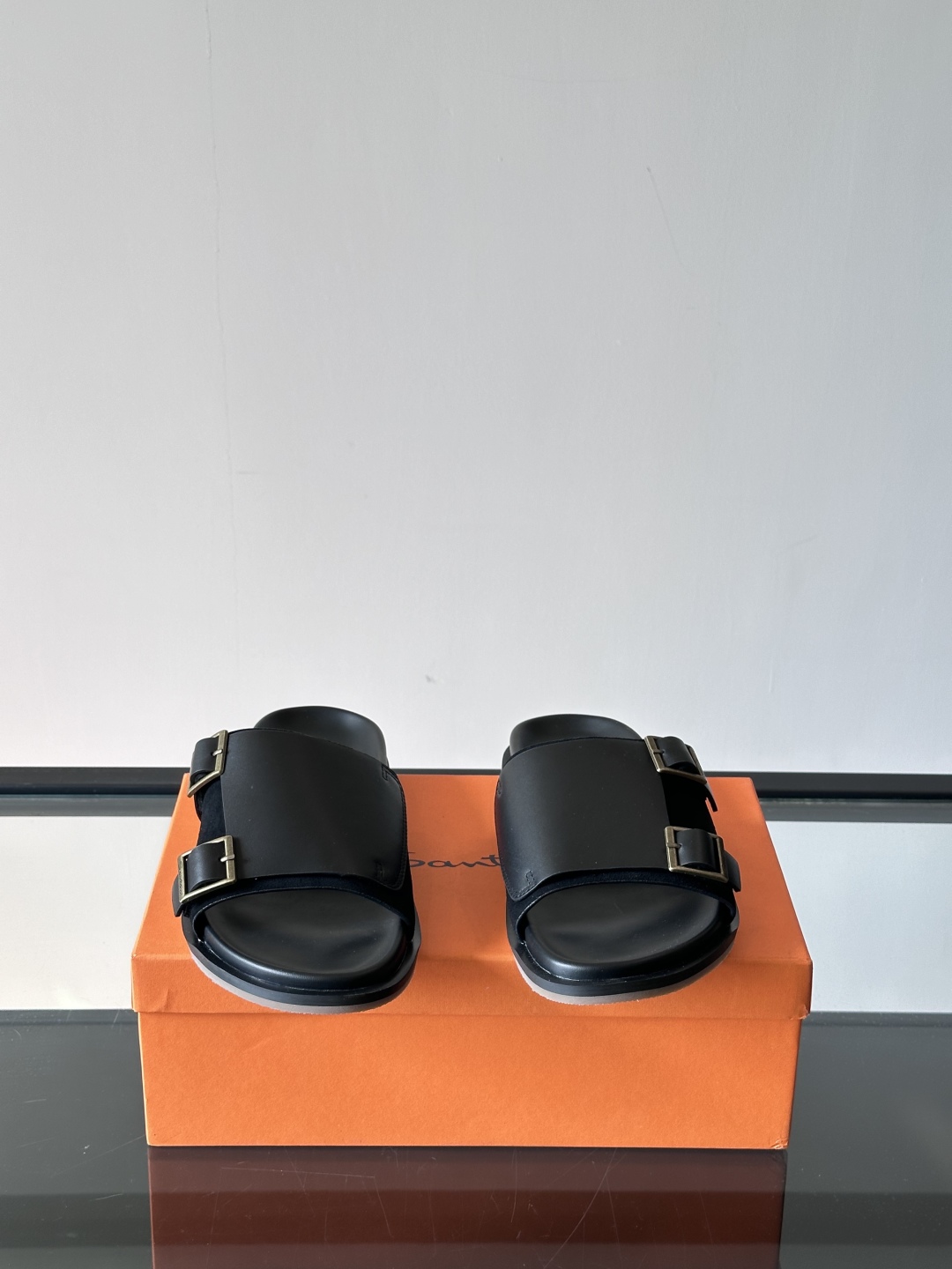 Santoni/圣东尼 意大利男士手工小牛皮真皮拖鞋凉鞋🩴，这个意大利纯手工鞋履品牌的每一双鞋设计简洁经
