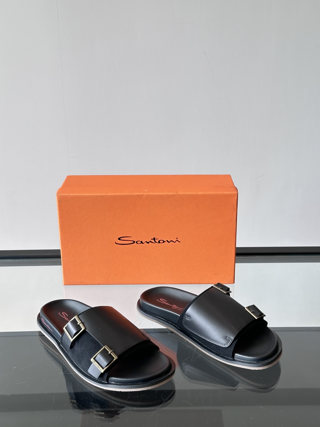 Santoni/圣东尼 意大利男士手工小牛皮真皮拖鞋凉鞋🩴，这个意大利纯手工鞋履品牌的每一双鞋设计简洁经