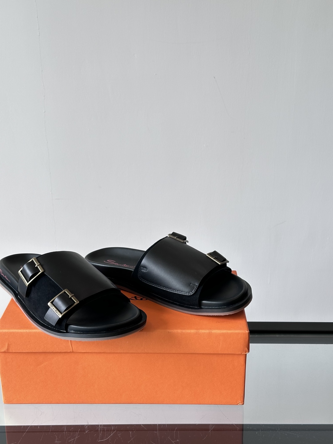 Santoni/圣东尼 意大利男士手工小牛皮真皮拖鞋凉鞋🩴，这个意大利纯手工鞋履品牌的每一双鞋设计简洁经