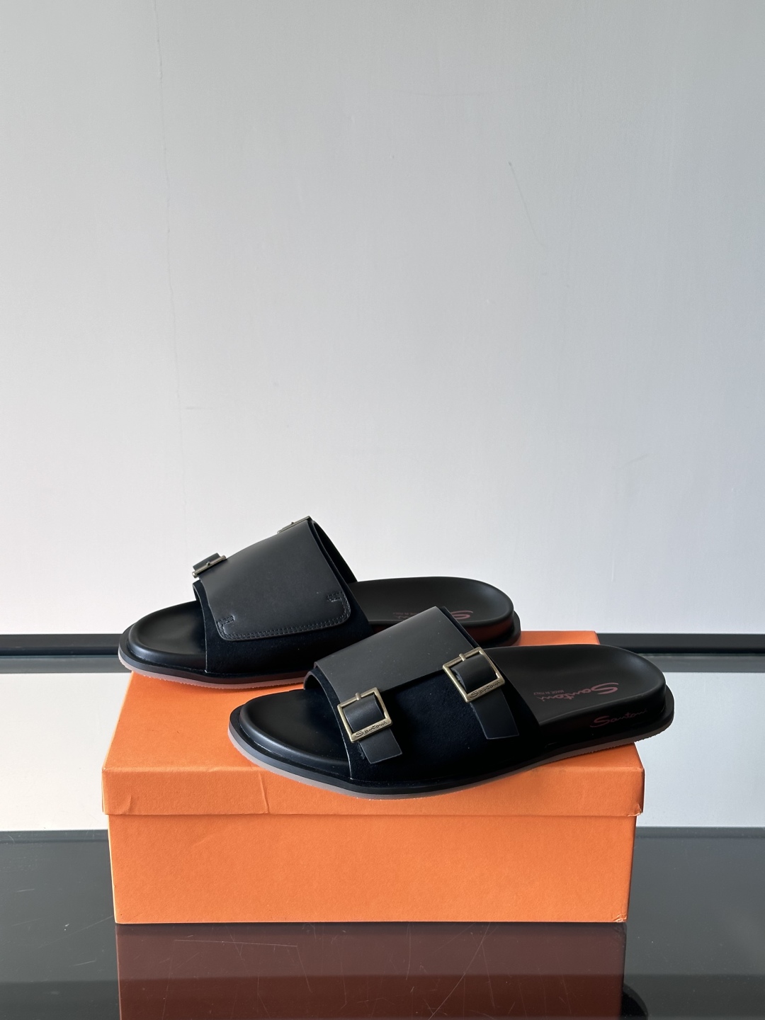 Santoni/圣东尼 意大利男士手工小牛皮真皮拖鞋凉鞋🩴，这个意大利纯手工鞋履品牌的每一双鞋设计简洁经