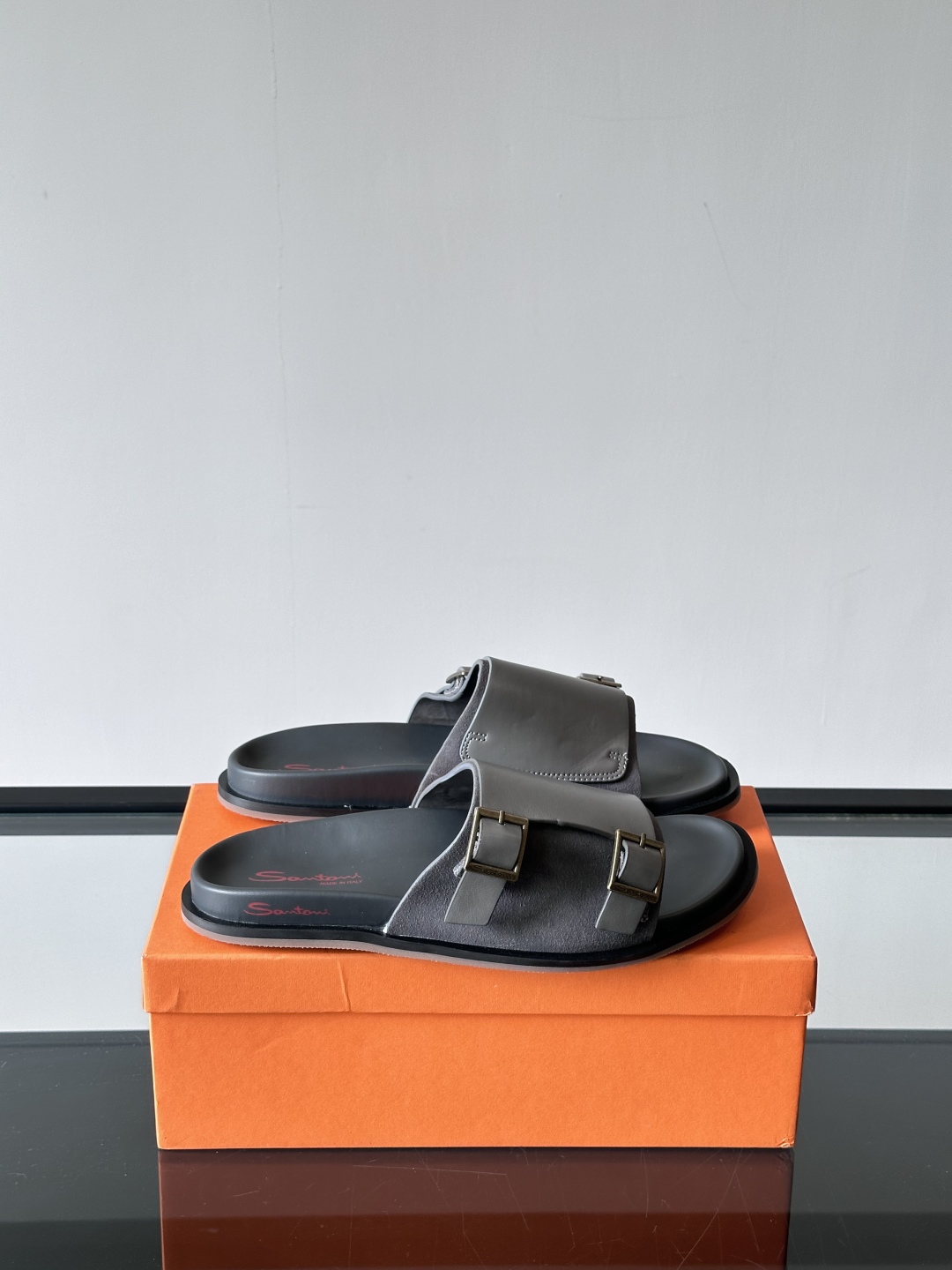 Santoni/圣东尼 意大利男士手工小牛皮真皮拖鞋凉鞋🩴，这个意大利纯手工鞋履品牌的每一双鞋设计简洁经