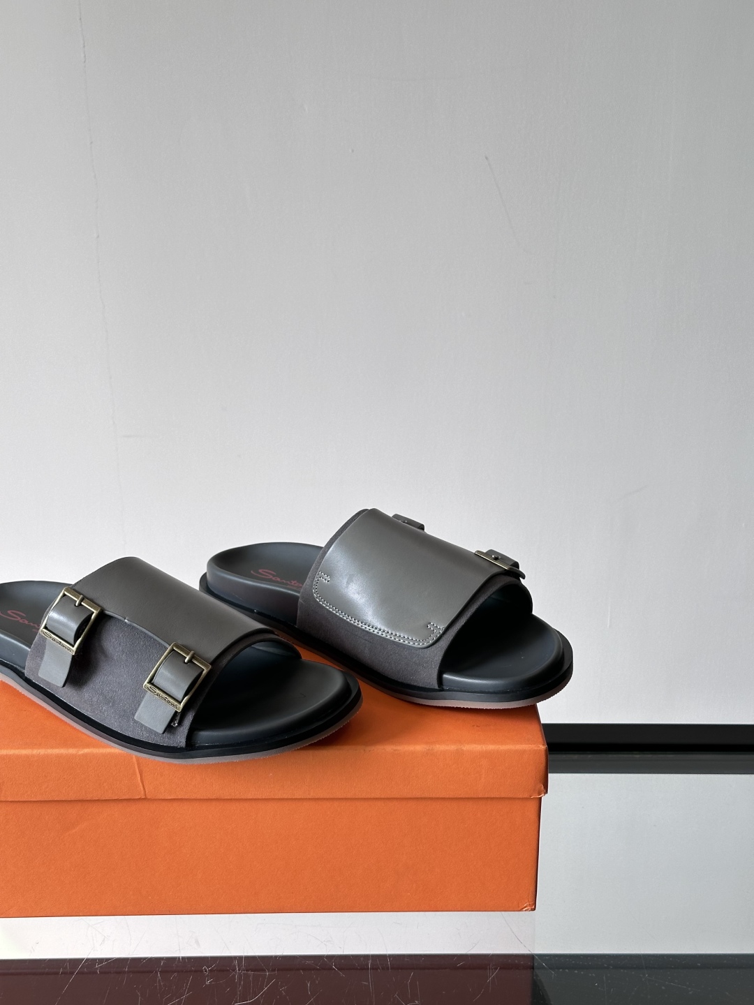 Santoni/圣东尼 意大利男士手工小牛皮真皮拖鞋凉鞋🩴，这个意大利纯手工鞋履品牌的每一双鞋设计简洁经