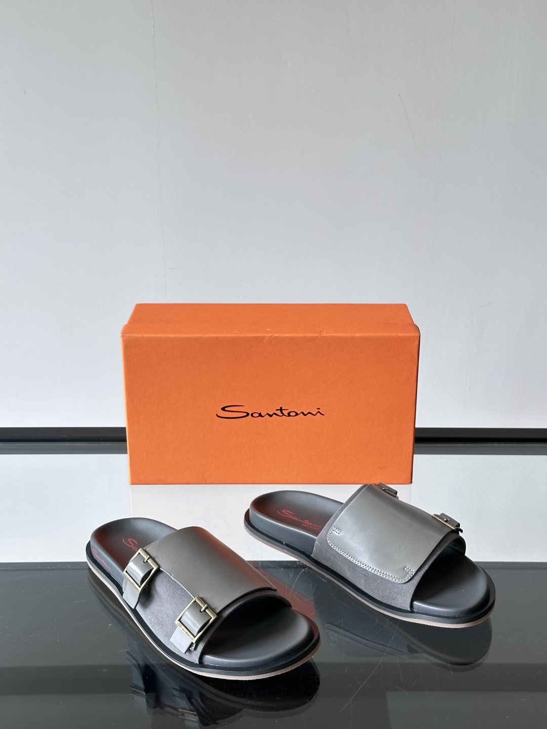 Santoni/圣东尼 意大利男士手工小牛皮真皮拖鞋凉鞋🩴，这个意大利纯手工鞋履品牌的每一双鞋设计简洁经