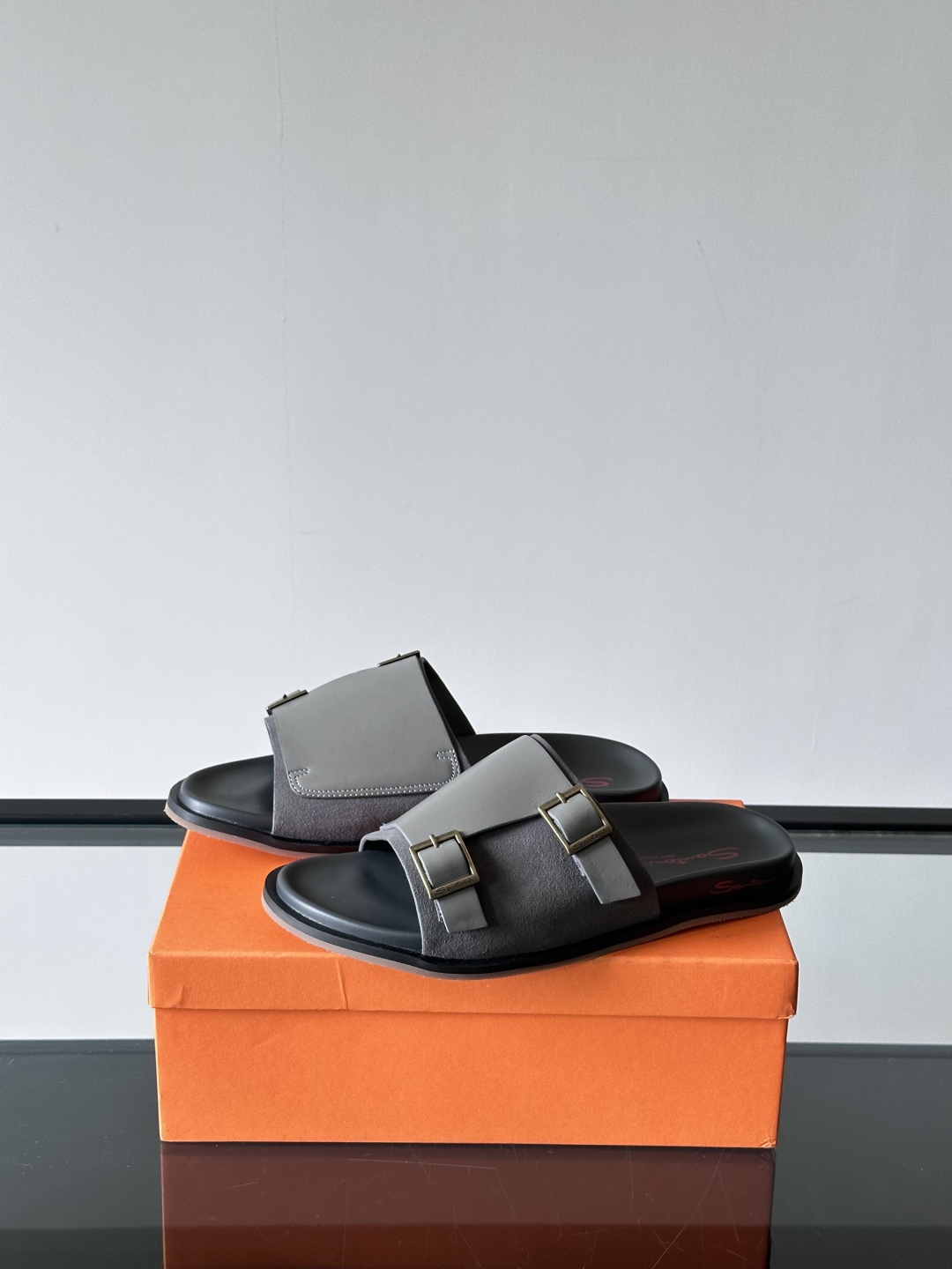 Santoni/圣东尼 意大利男士手工小牛皮真皮拖鞋凉鞋🩴，这个意大利纯手工鞋履品牌的每一双鞋设计简洁经