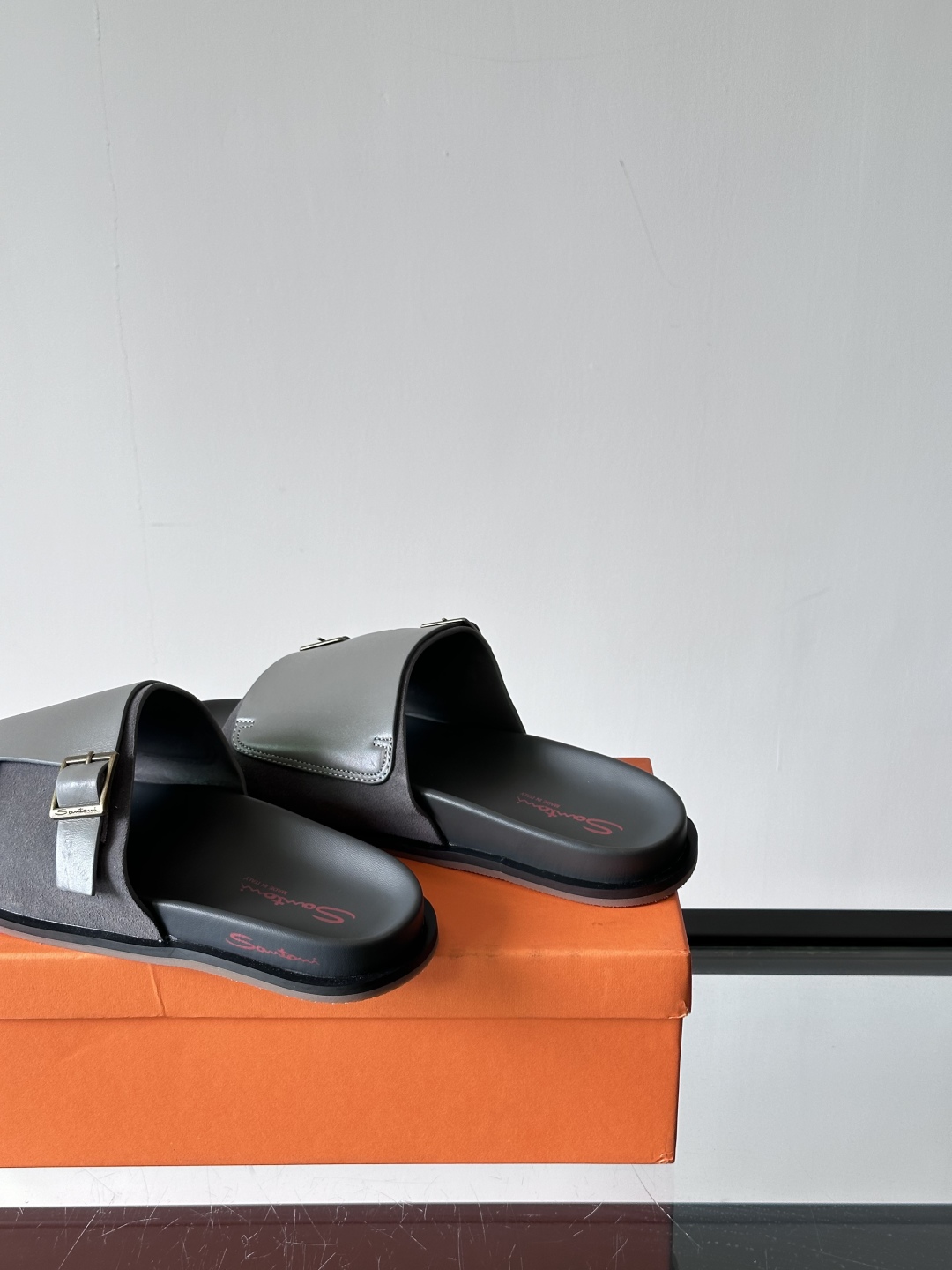 Santoni/圣东尼 意大利男士手工小牛皮真皮拖鞋凉鞋🩴，这个意大利纯手工鞋履品牌的每一双鞋设计简洁经