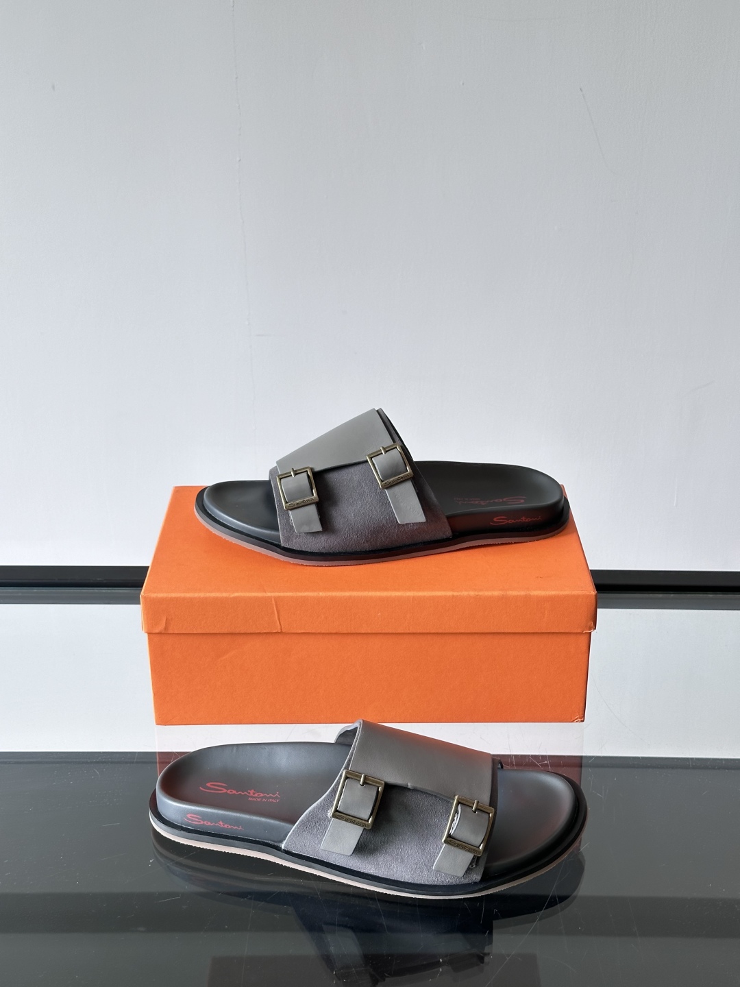 Santoni/圣东尼 意大利男士手工小牛皮真皮拖鞋凉鞋🩴，这个意大利纯手工鞋履品牌的每一双鞋设计简洁经