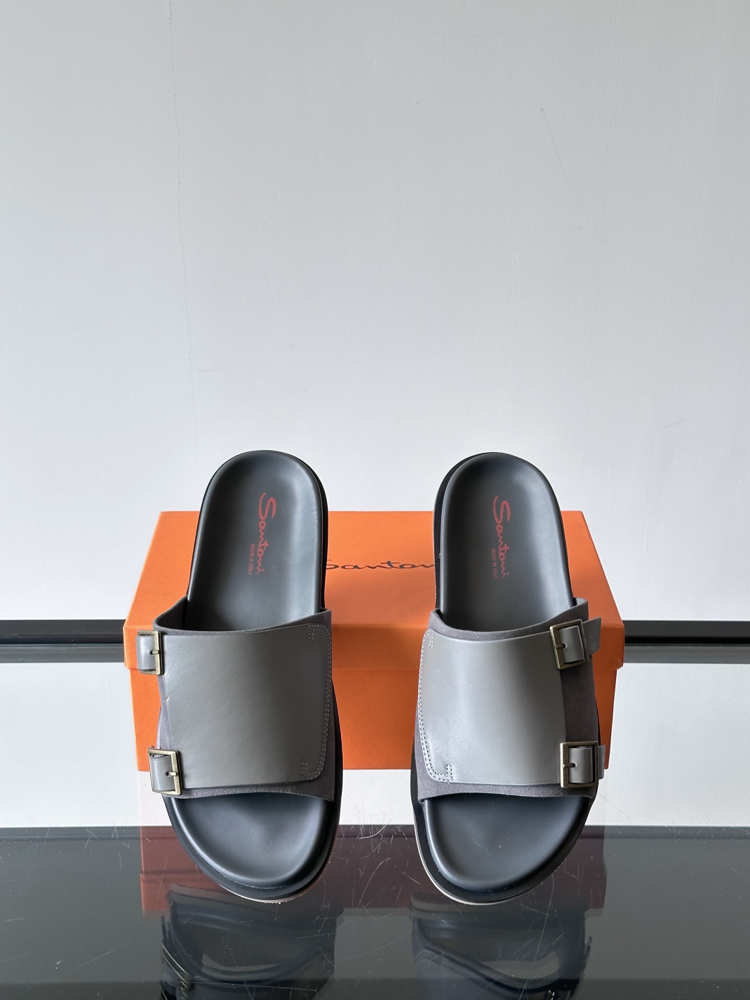 Santoni/圣东尼 意大利男士手工小牛皮真皮拖鞋凉鞋🩴，这个意大利纯手工鞋履品牌的每一双鞋设计简洁经