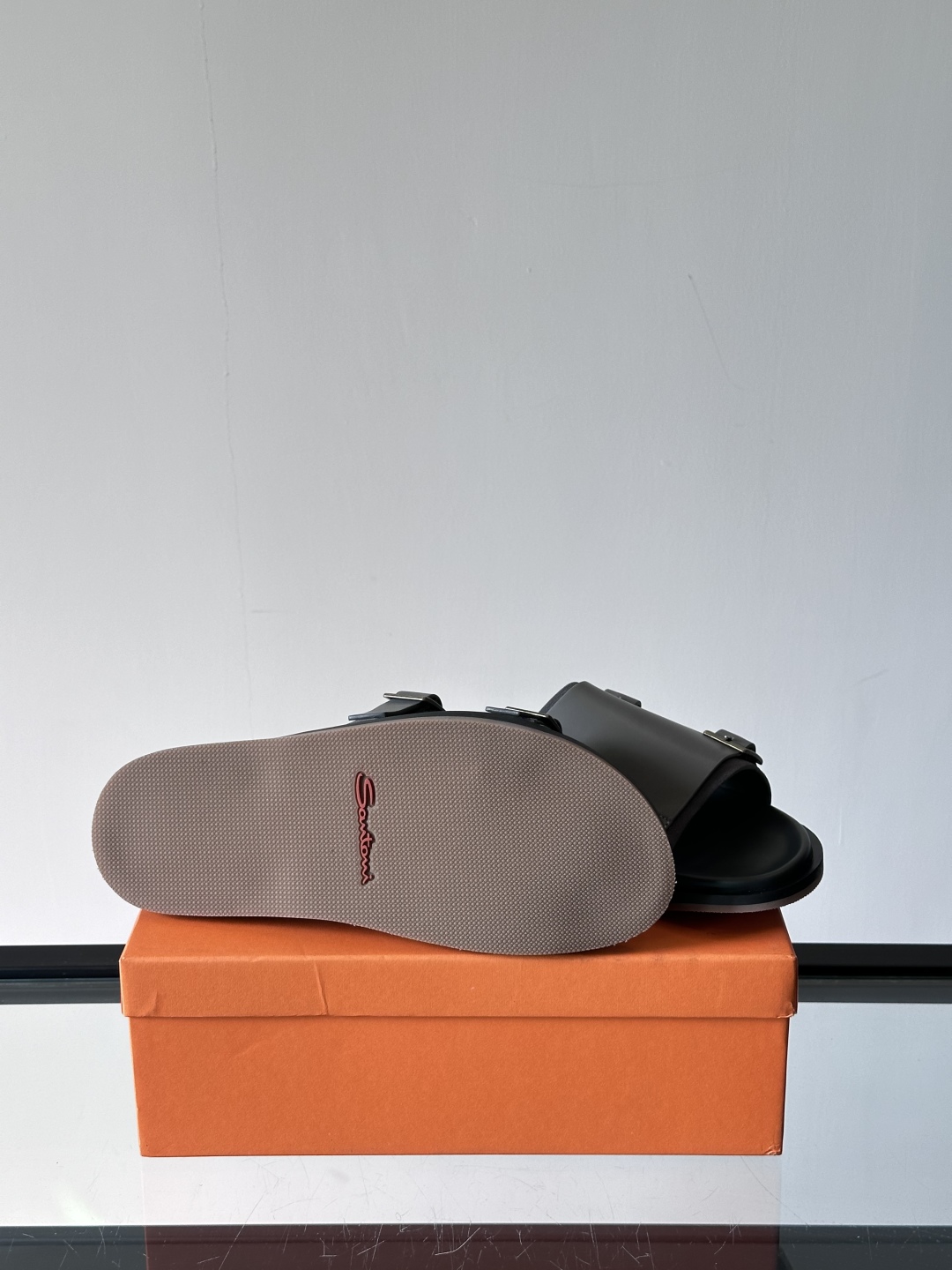 Santoni/圣东尼 意大利男士手工小牛皮真皮拖鞋凉鞋🩴，这个意大利纯手工鞋履品牌的每一双鞋设计简洁经