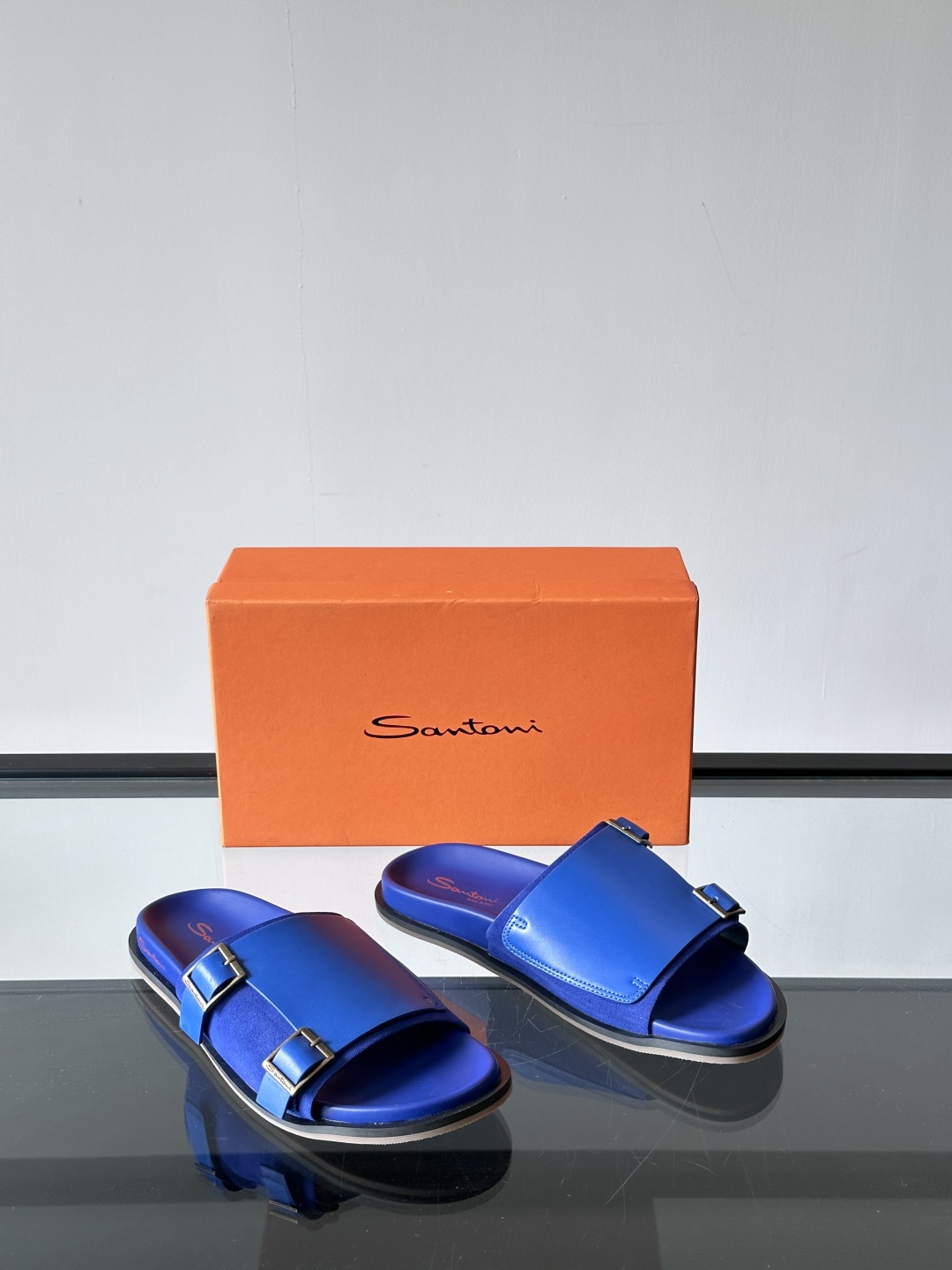 Santoni/圣东尼 意大利男士手工小牛皮真皮拖鞋凉鞋🩴，这个意大利纯手工鞋履品牌的每一双鞋设计简洁经