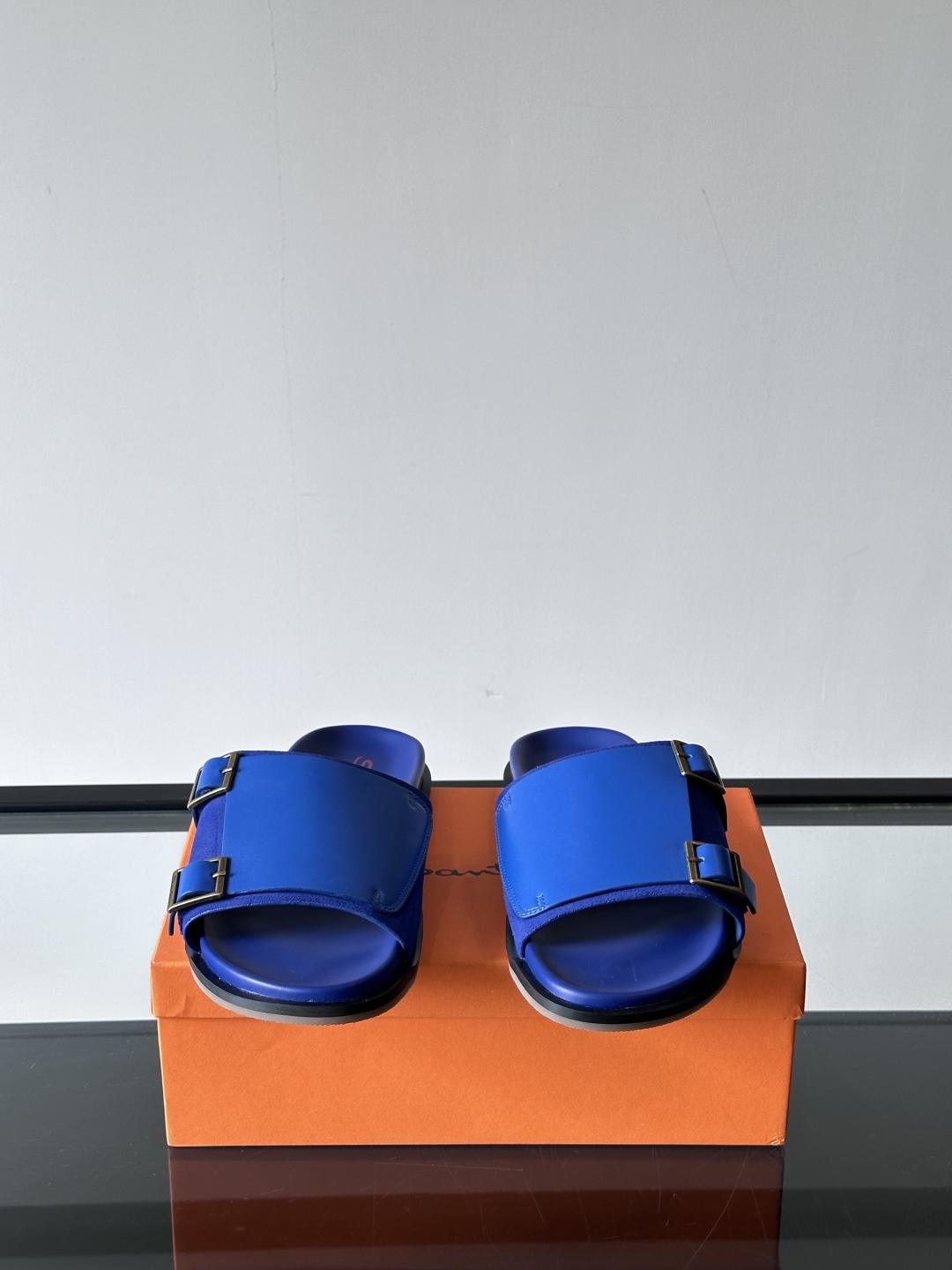 Santoni/圣东尼 意大利男士手工小牛皮真皮拖鞋凉鞋🩴，这个意大利纯手工鞋履品牌的每一双鞋设计简洁经