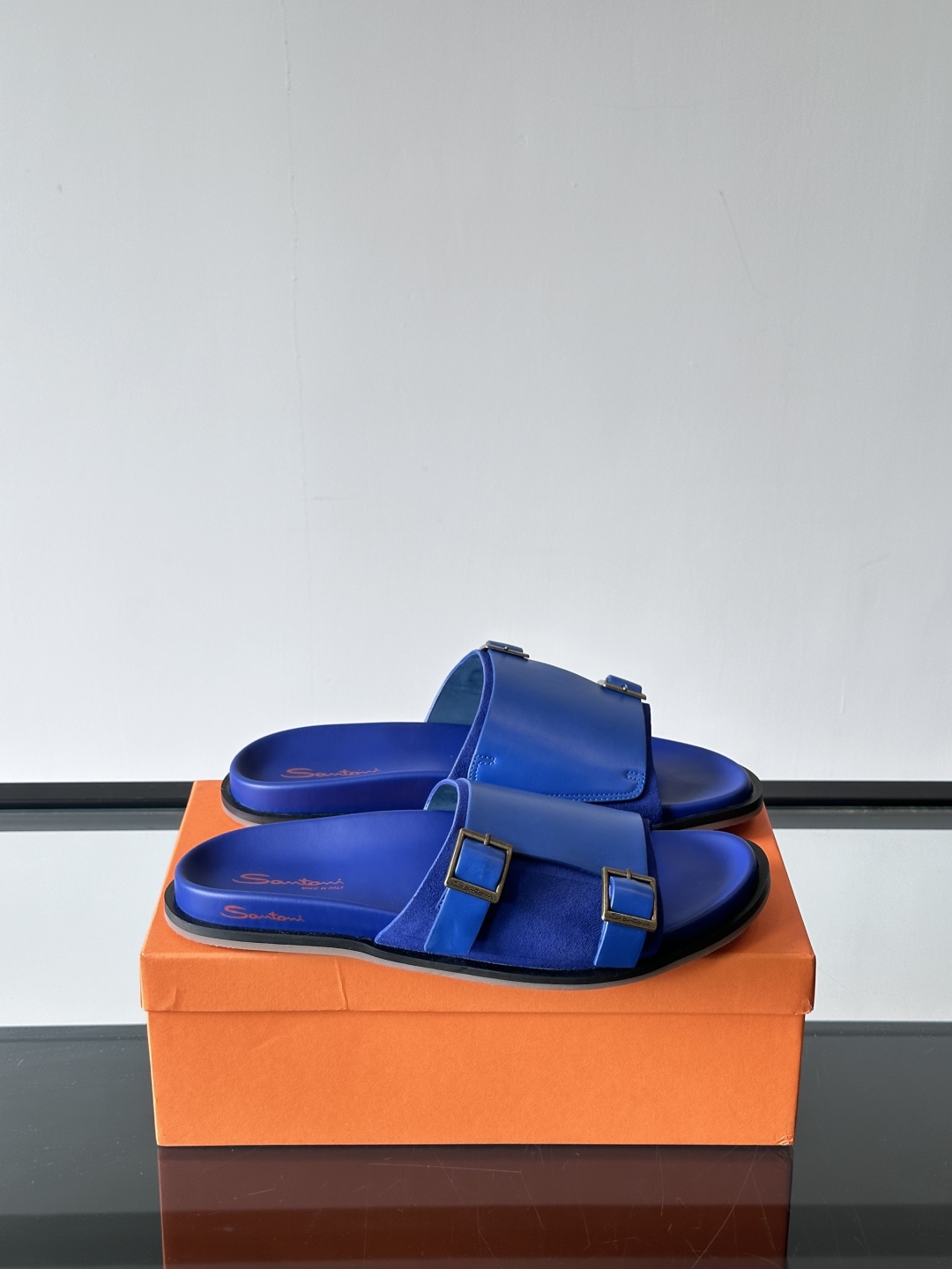 Santoni/圣东尼 意大利男士手工小牛皮真皮拖鞋凉鞋🩴，这个意大利纯手工鞋履品牌的每一双鞋设计简洁经