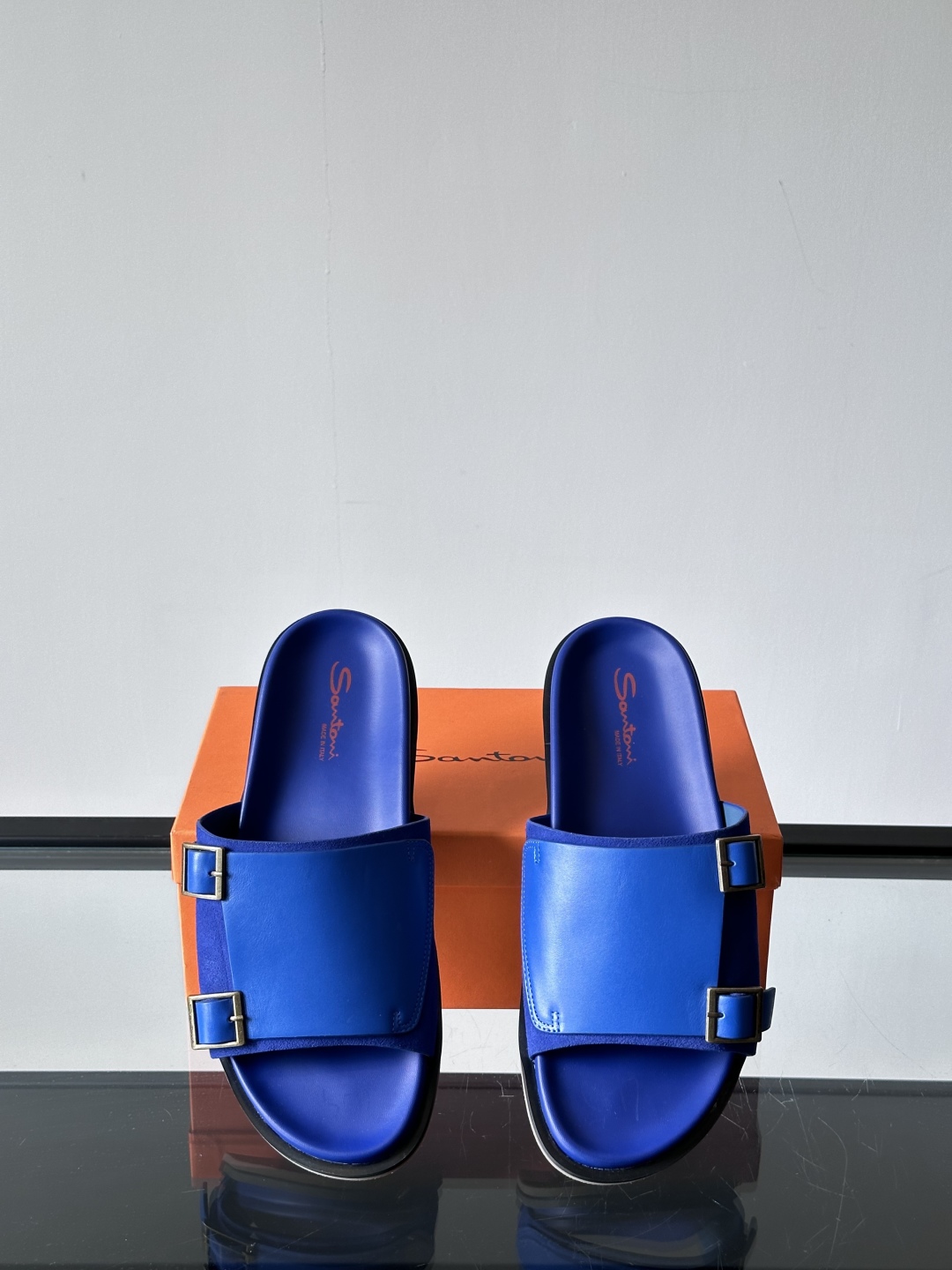 Santoni/圣东尼 意大利男士手工小牛皮真皮拖鞋凉鞋🩴，这个意大利纯手工鞋履品牌的每一双鞋设计简洁经