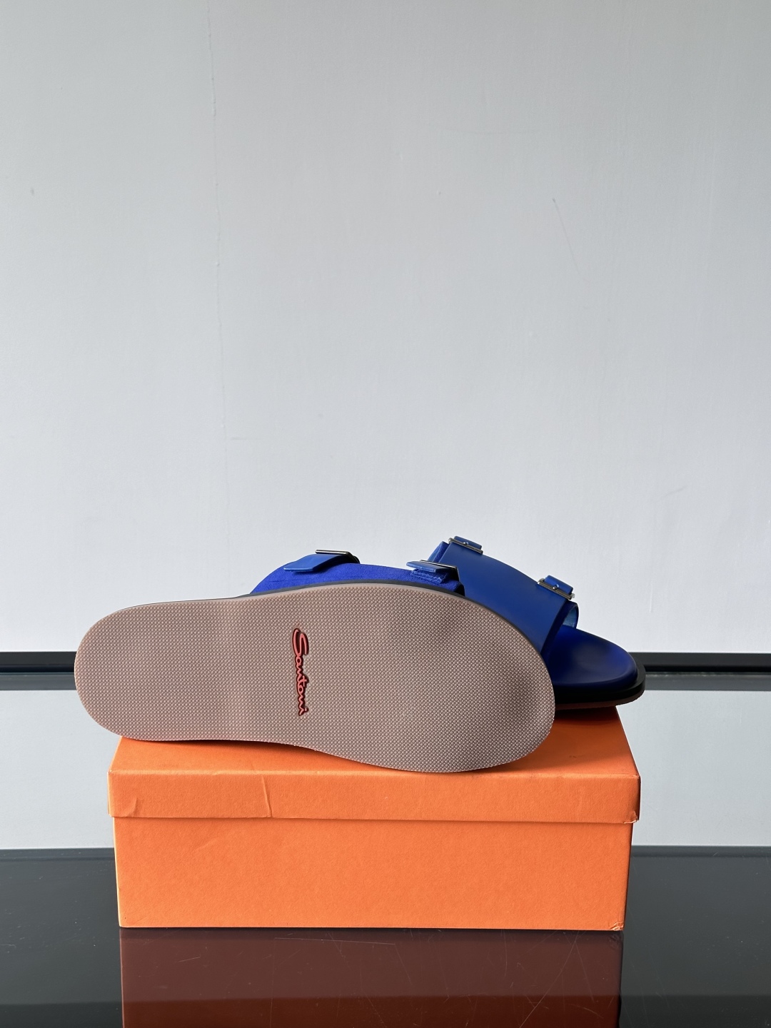 Santoni/圣东尼 意大利男士手工小牛皮真皮拖鞋凉鞋🩴，这个意大利纯手工鞋履品牌的每一双鞋设计简洁经