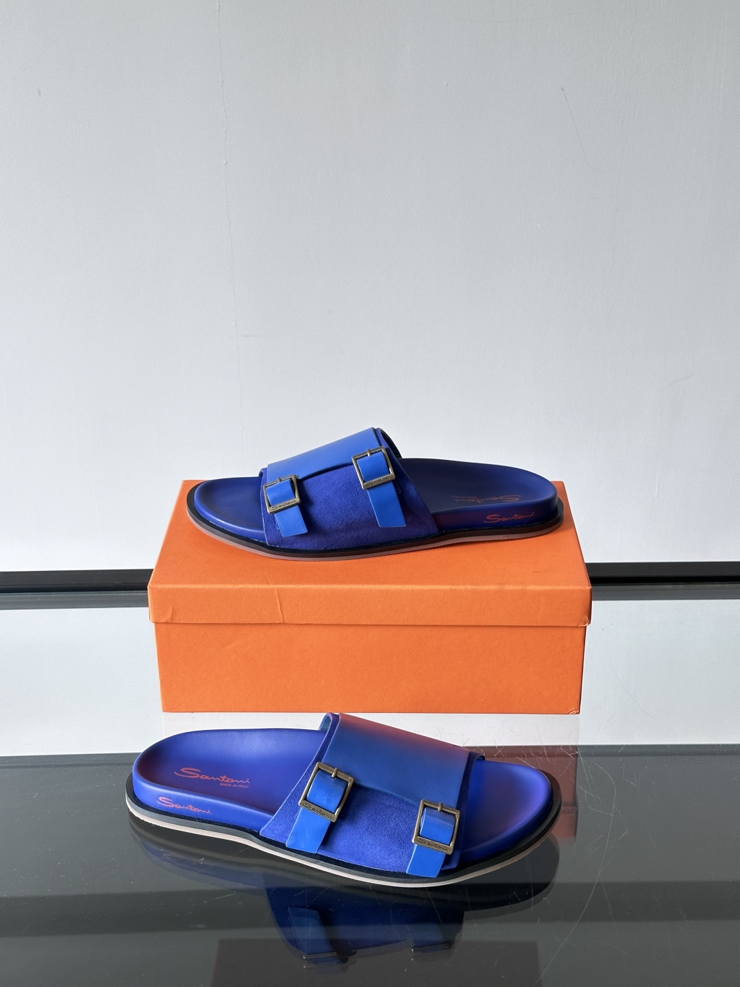 Santoni/圣东尼 意大利男士手工小牛皮真皮拖鞋凉鞋🩴，这个意大利纯手工鞋履品牌的每一双鞋设计简洁经