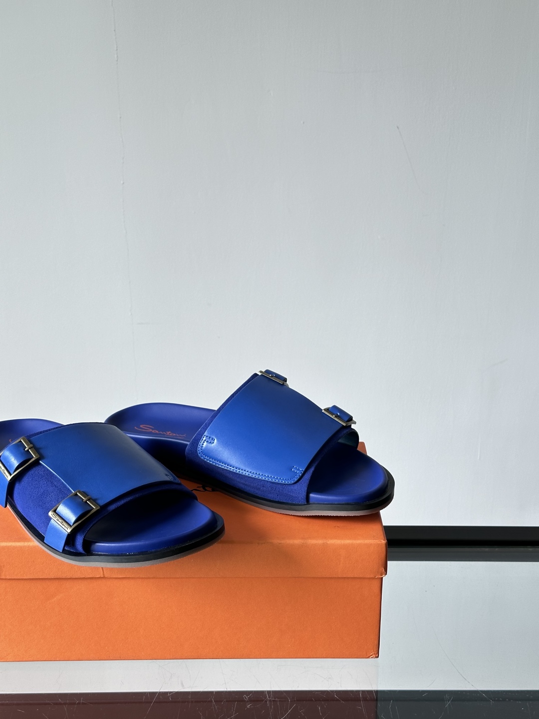 Santoni/圣东尼 意大利男士手工小牛皮真皮拖鞋凉鞋🩴，这个意大利纯手工鞋履品牌的每一双鞋设计简洁经