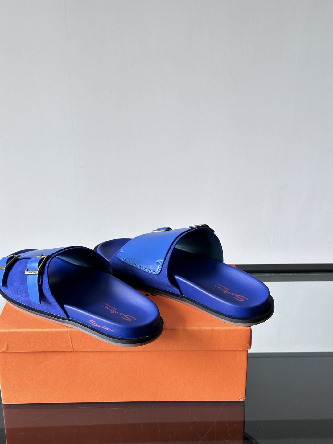 Santoni/圣东尼 意大利男士手工小牛皮真皮拖鞋凉鞋🩴，这个意大利纯手工鞋履品牌的每一双鞋设计简洁经