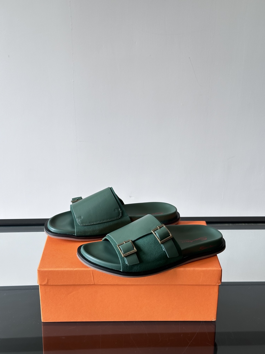 Santoni/圣东尼 意大利男士手工小牛皮真皮拖鞋凉鞋🩴，这个意大利纯手工鞋履品牌的每一双鞋设计简洁经