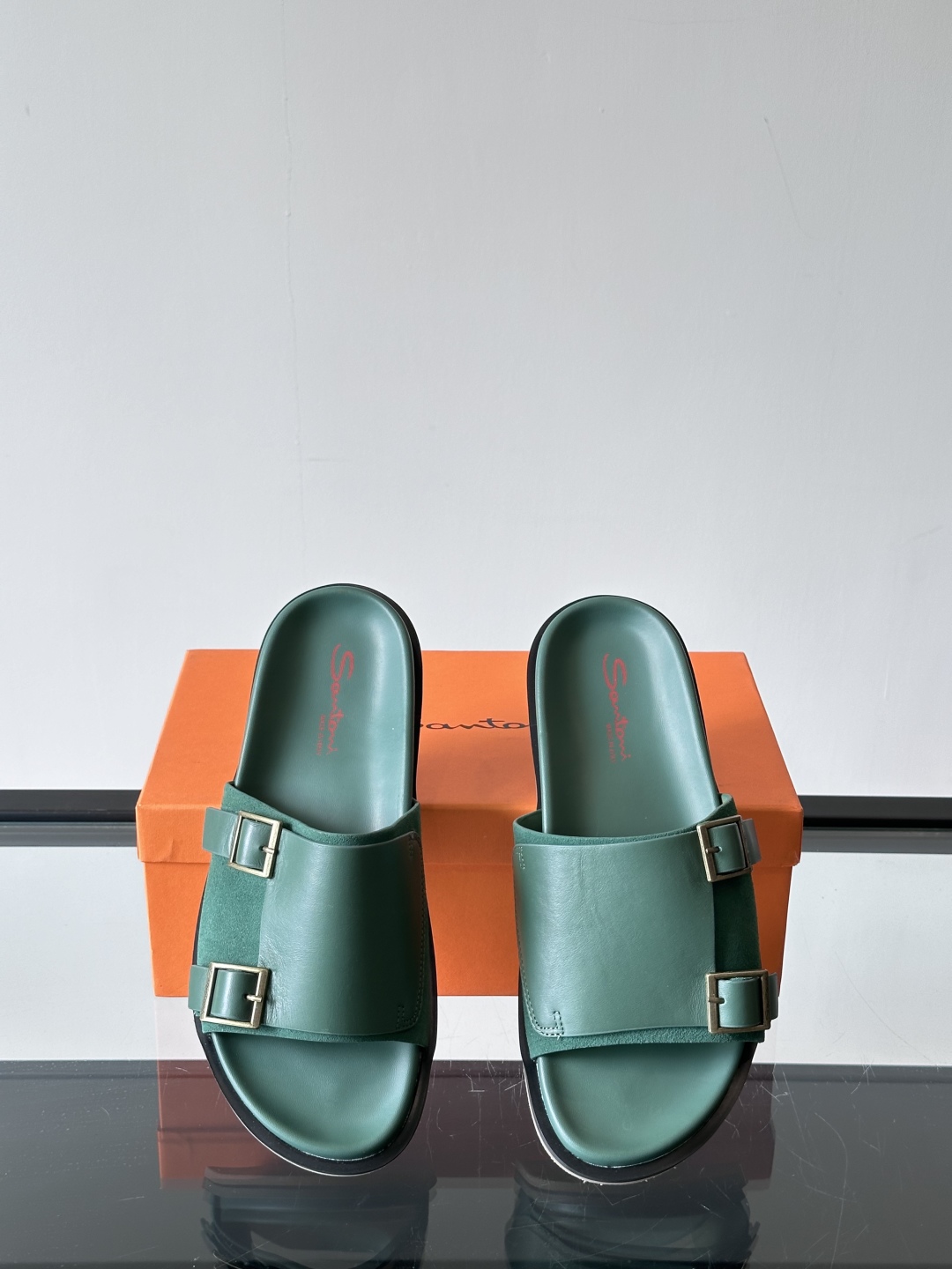 Santoni/圣东尼 意大利男士手工小牛皮真皮拖鞋凉鞋🩴，这个意大利纯手工鞋履品牌的每一双鞋设计简洁经