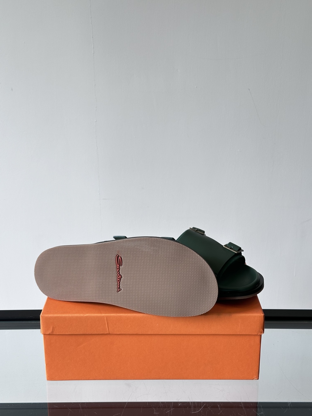 Santoni/圣东尼 意大利男士手工小牛皮真皮拖鞋凉鞋🩴，这个意大利纯手工鞋履品牌的每一双鞋设计简洁经
