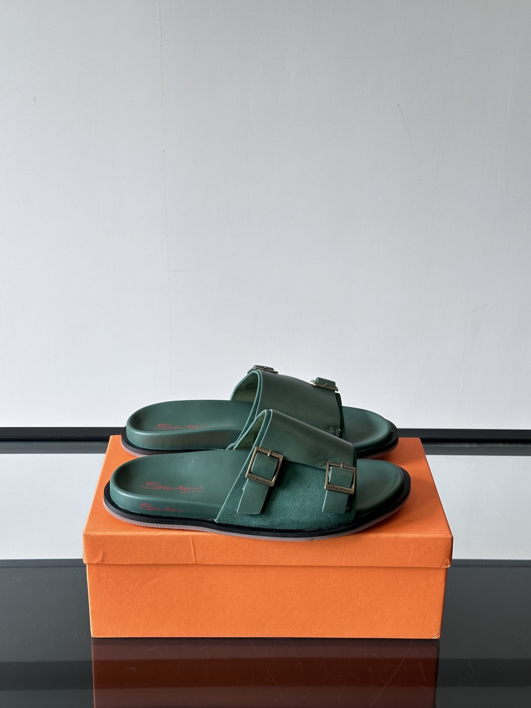 Santoni/圣东尼 意大利男士手工小牛皮真皮拖鞋凉鞋🩴，这个意大利纯手工鞋履品牌的每一双鞋设计简洁经
