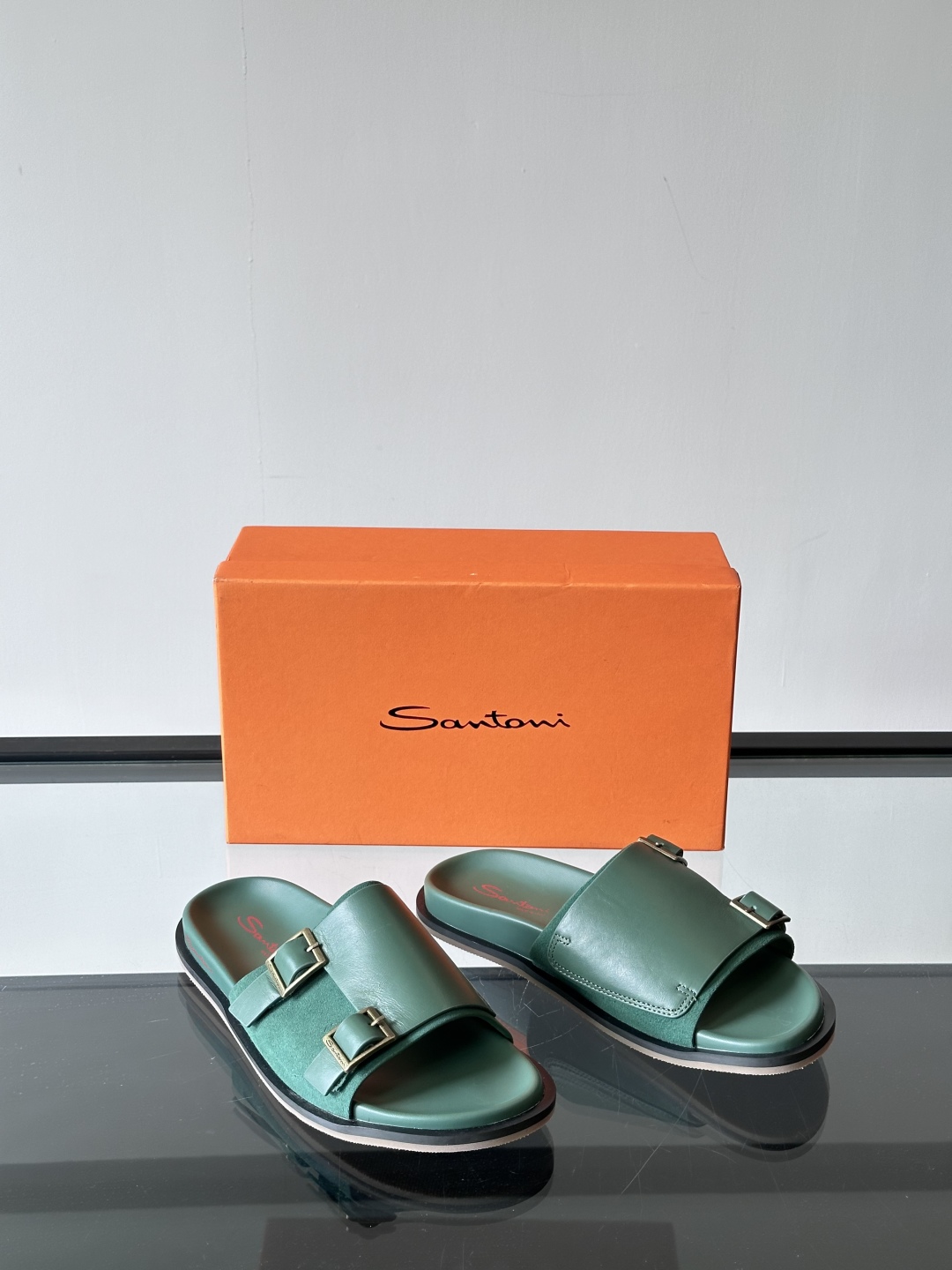 Santoni/圣东尼 意大利男士手工小牛皮真皮拖鞋凉鞋🩴，这个意大利纯手工鞋履品牌的每一双鞋设计简洁经
