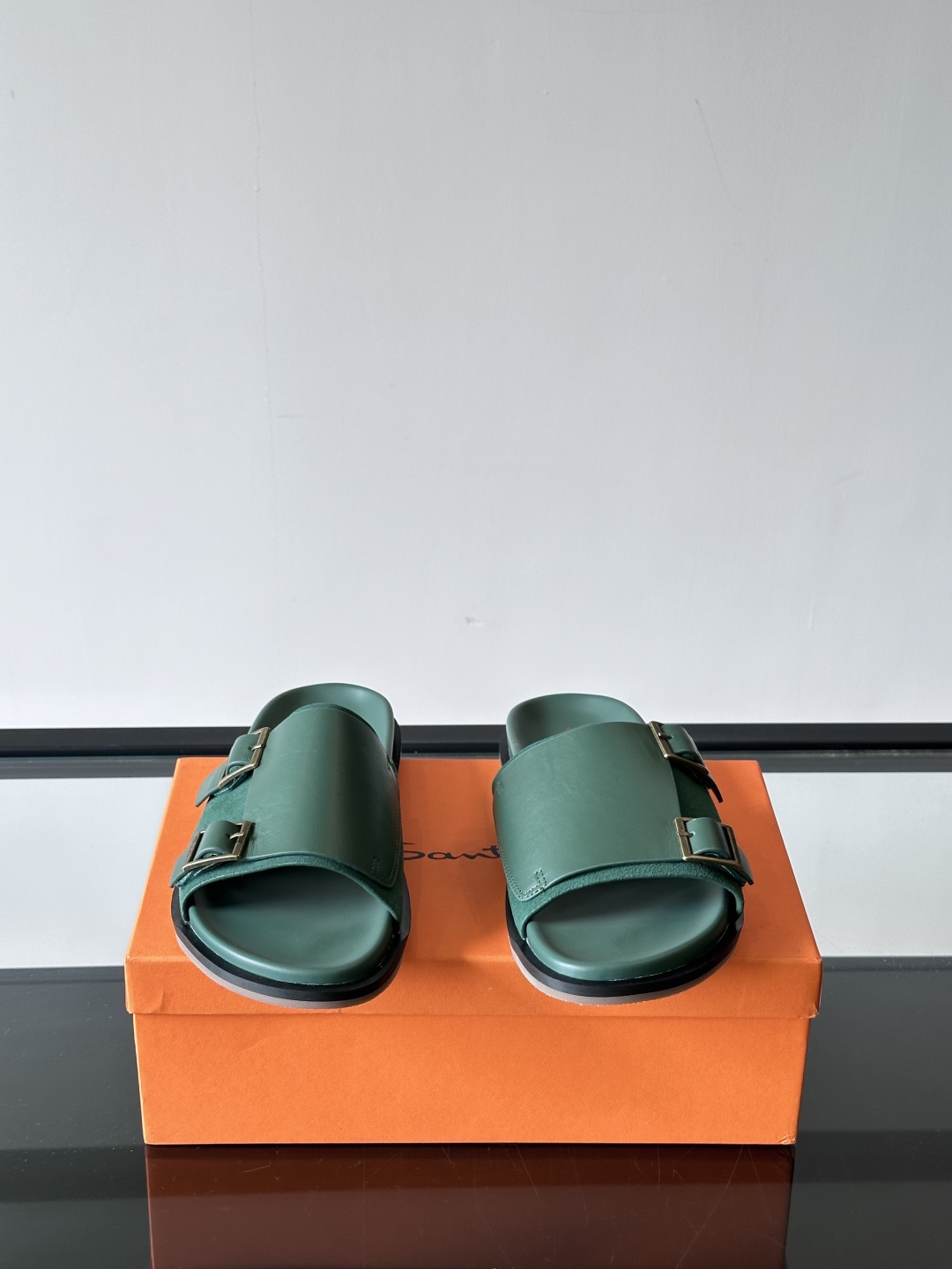 Santoni/圣东尼 意大利男士手工小牛皮真皮拖鞋凉鞋🩴，这个意大利纯手工鞋履品牌的每一双鞋设计简洁经