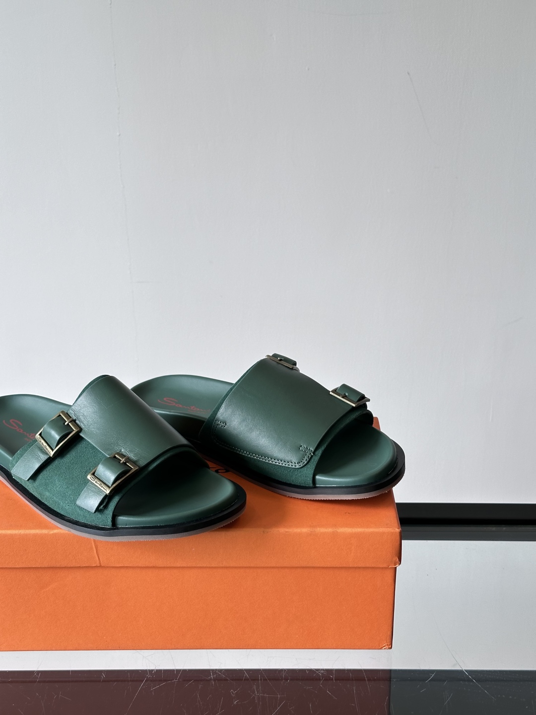 Santoni/圣东尼 意大利男士手工小牛皮真皮拖鞋凉鞋🩴，这个意大利纯手工鞋履品牌的每一双鞋设计简洁经