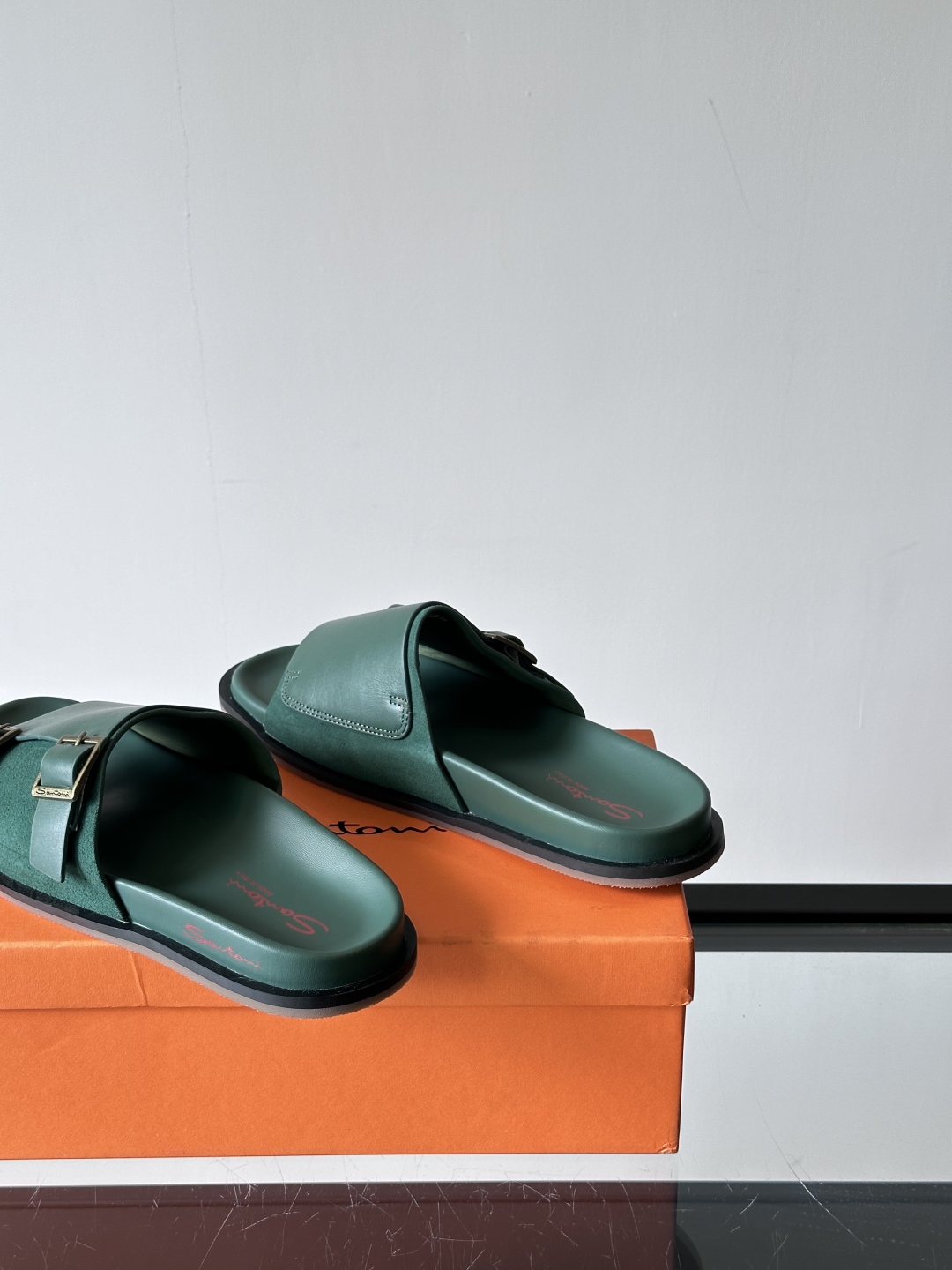 Santoni/圣东尼 意大利男士手工小牛皮真皮拖鞋凉鞋🩴，这个意大利纯手工鞋履品牌的每一双鞋设计简洁经
