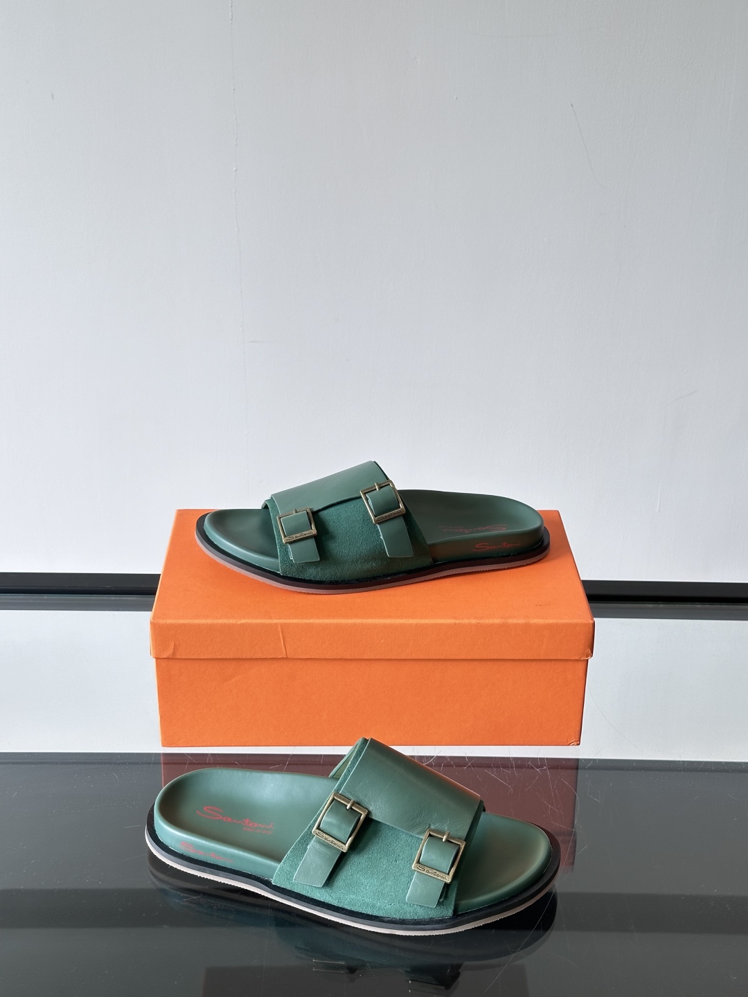 Santoni/圣东尼 意大利男士手工小牛皮真皮拖鞋凉鞋🩴，这个意大利纯手工鞋履品牌的每一双鞋设计简洁经
