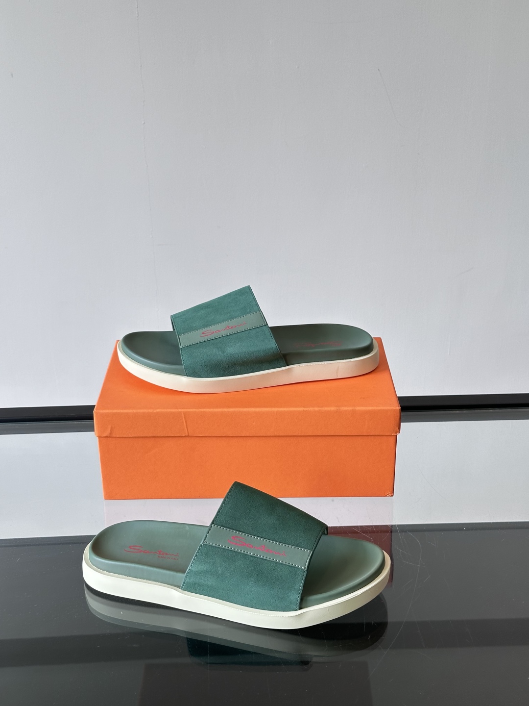 Santoni/圣东尼 意大利男士手工小牛皮真皮拖鞋凉鞋🩴，这个意大利纯手工鞋履品牌的每一双鞋设计简洁经