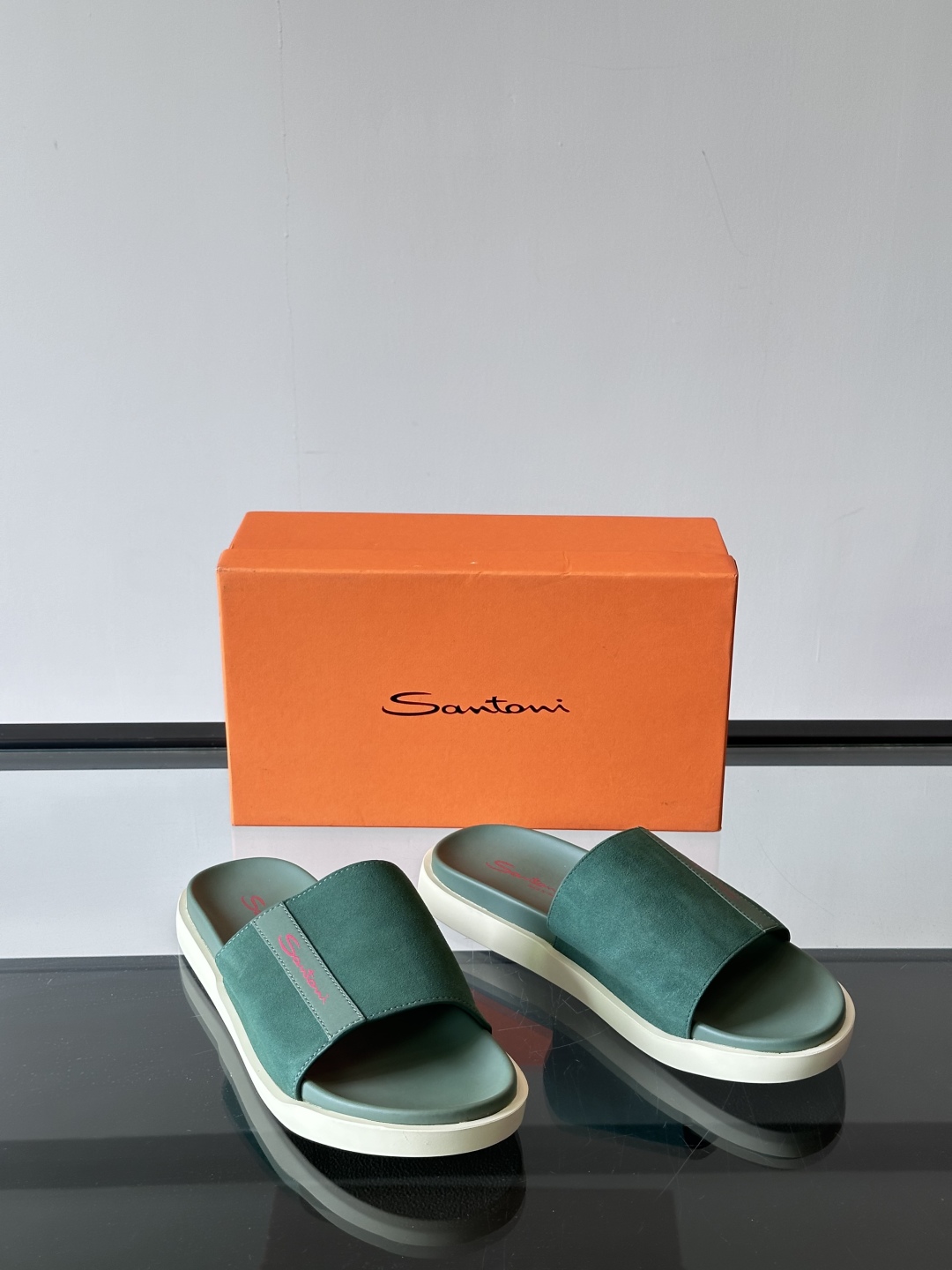 Santoni/圣东尼 意大利男士手工小牛皮真皮拖鞋凉鞋🩴，这个意大利纯手工鞋履品牌的每一双鞋设计简洁经