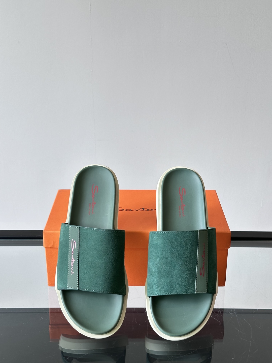 Santoni/圣东尼 意大利男士手工小牛皮真皮拖鞋凉鞋🩴，这个意大利纯手工鞋履品牌的每一双鞋设计简洁经