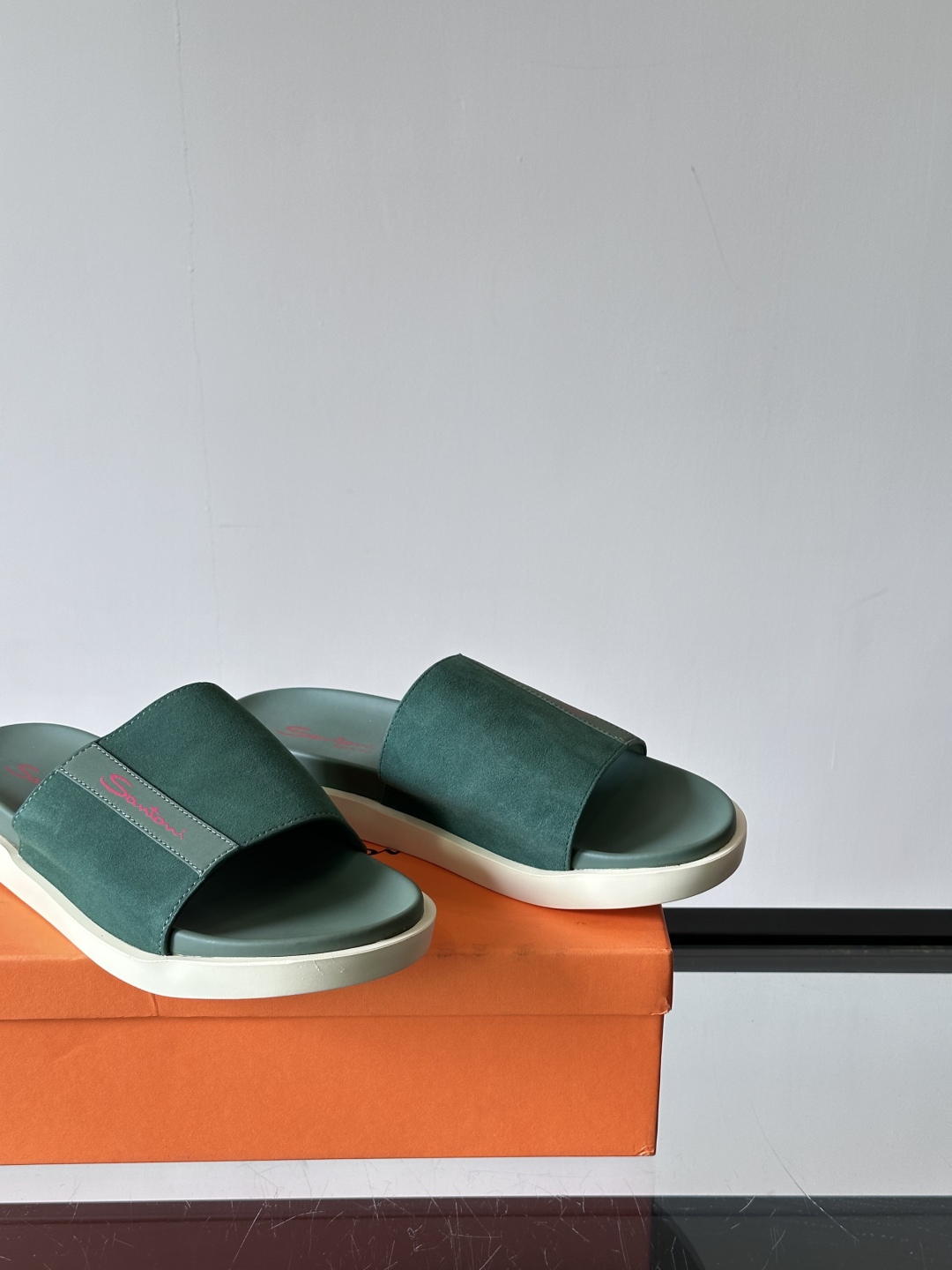 Santoni/圣东尼 意大利男士手工小牛皮真皮拖鞋凉鞋🩴，这个意大利纯手工鞋履品牌的每一双鞋设计简洁经