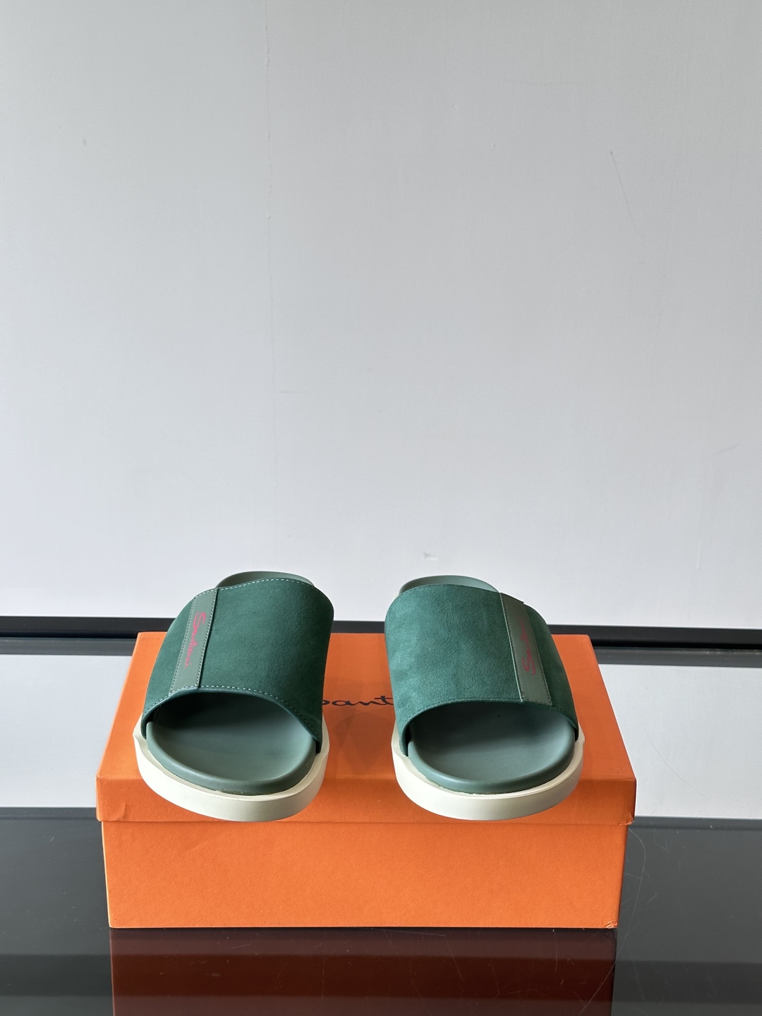 Santoni/圣东尼 意大利男士手工小牛皮真皮拖鞋凉鞋🩴，这个意大利纯手工鞋履品牌的每一双鞋设计简洁经