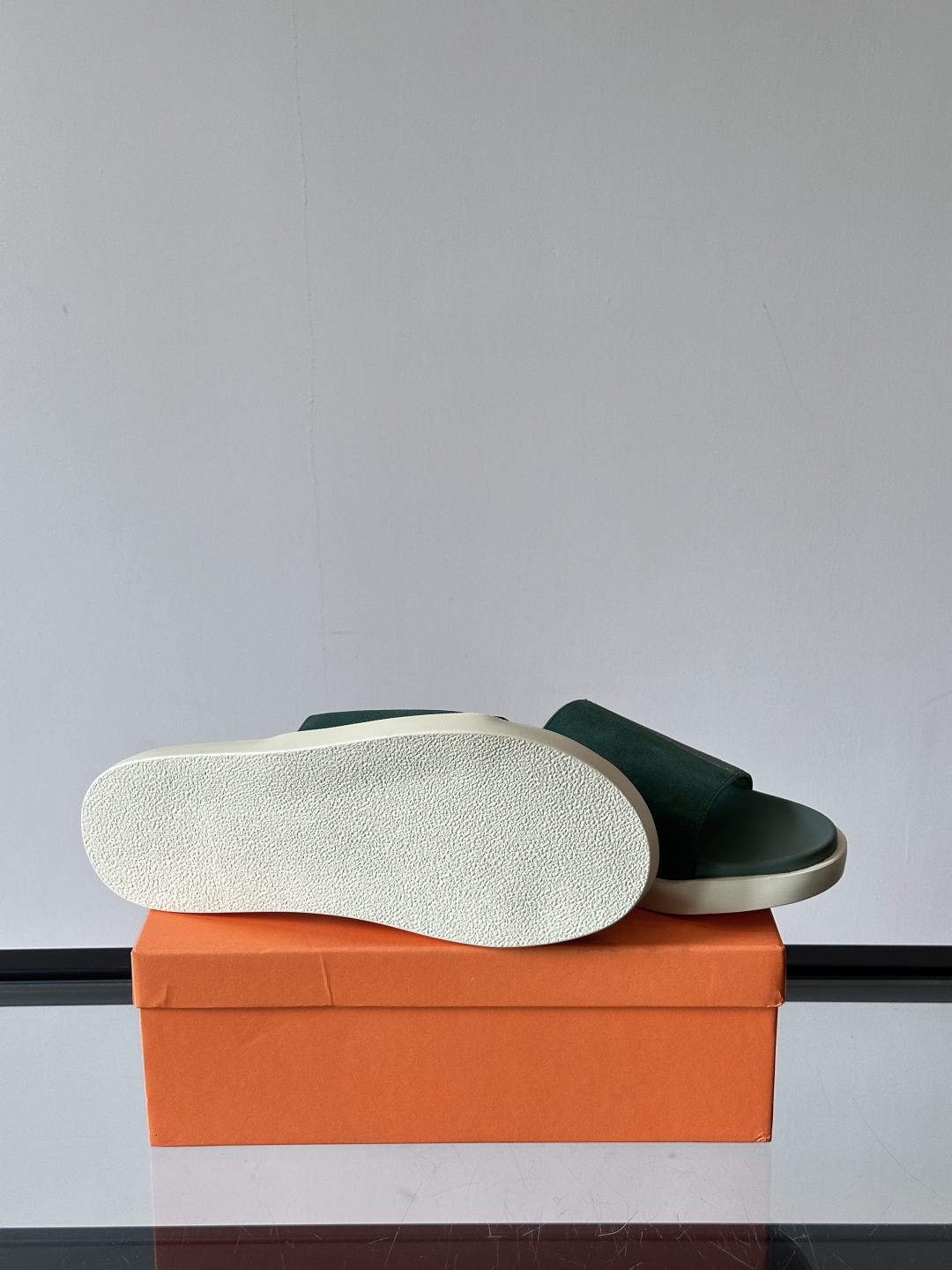 Santoni/圣东尼 意大利男士手工小牛皮真皮拖鞋凉鞋🩴，这个意大利纯手工鞋履品牌的每一双鞋设计简洁经