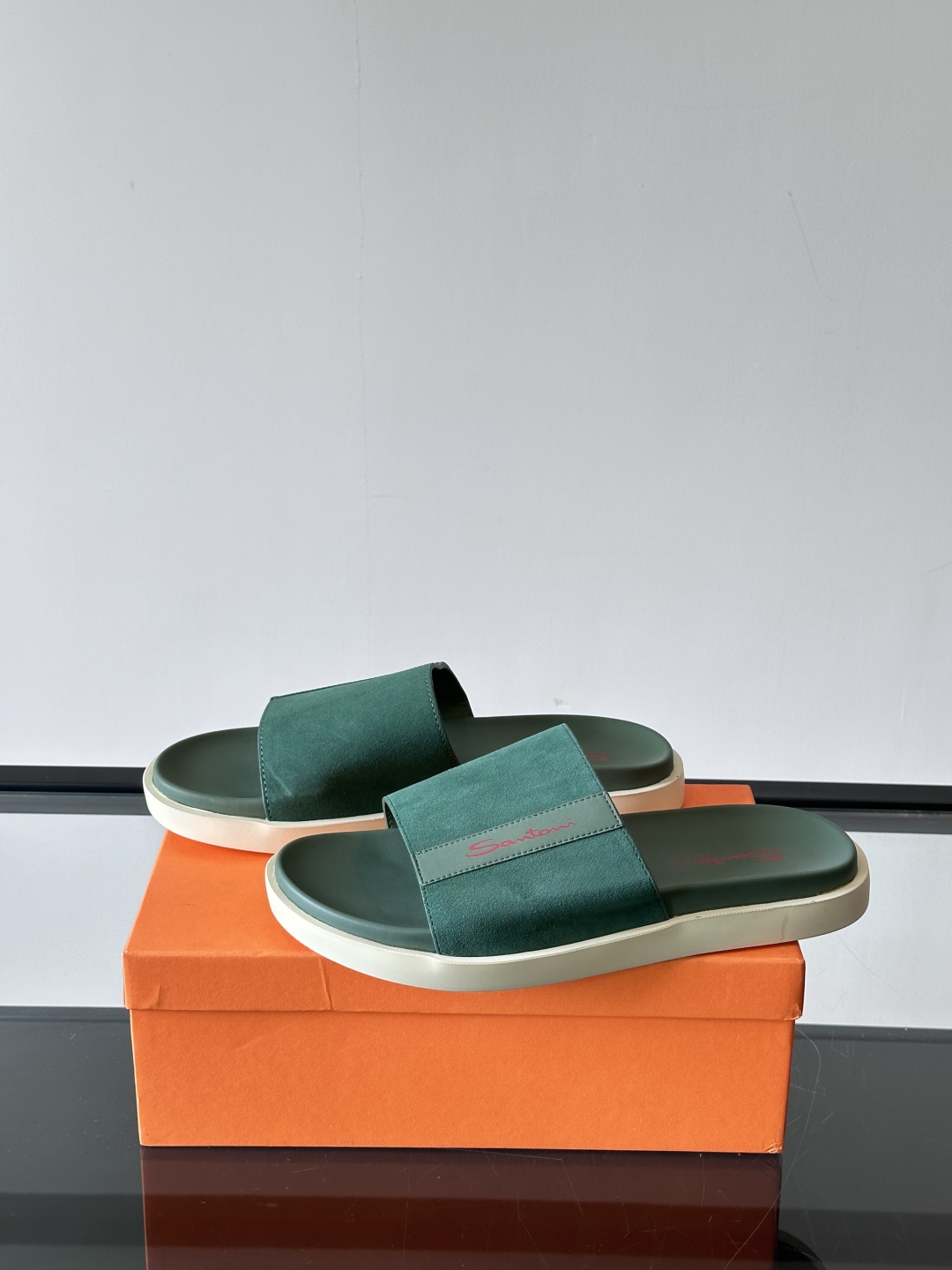 Santoni/圣东尼 意大利男士手工小牛皮真皮拖鞋凉鞋🩴，这个意大利纯手工鞋履品牌的每一双鞋设计简洁经