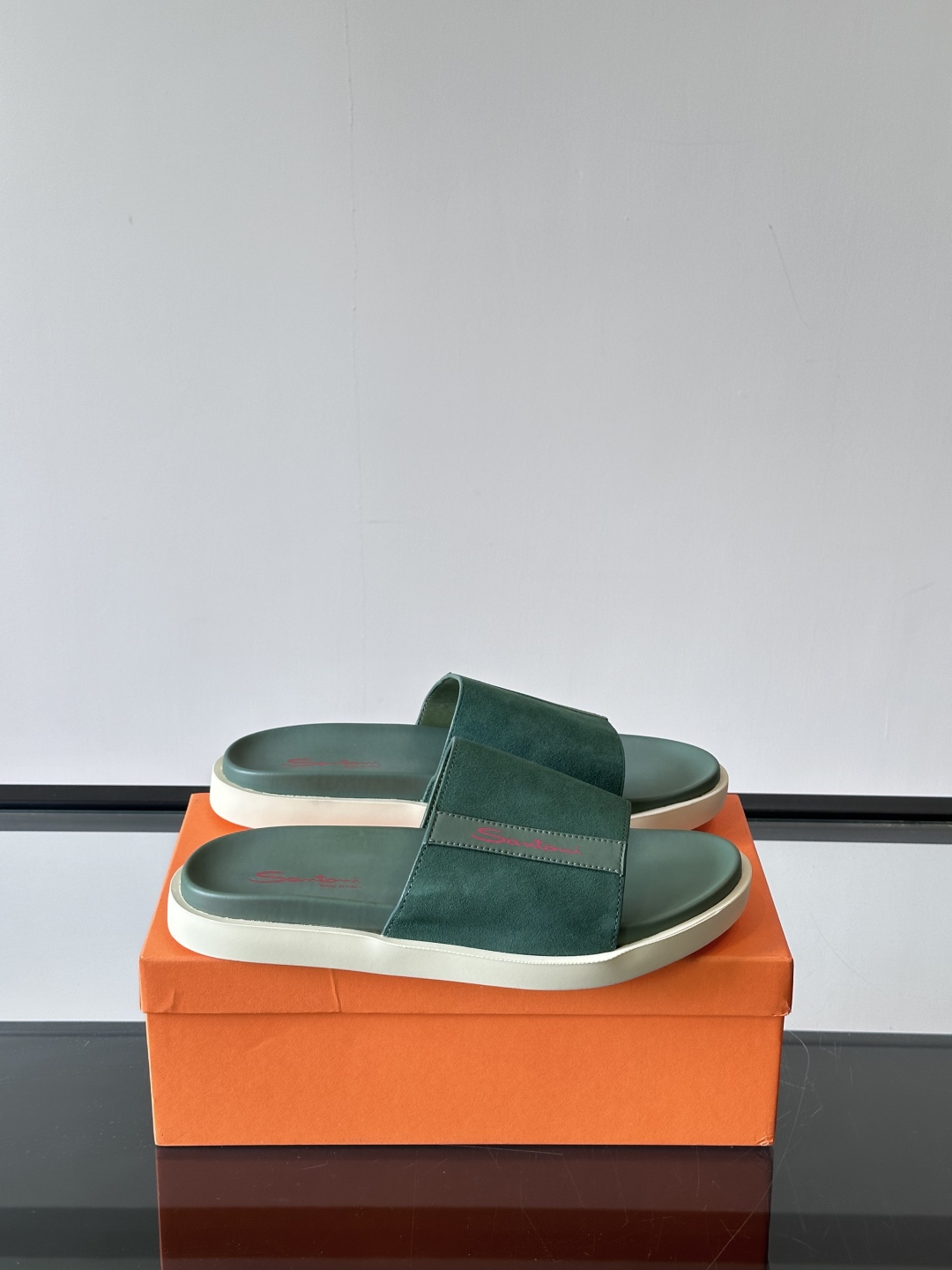 Santoni/圣东尼 意大利男士手工小牛皮真皮拖鞋凉鞋🩴，这个意大利纯手工鞋履品牌的每一双鞋设计简洁经