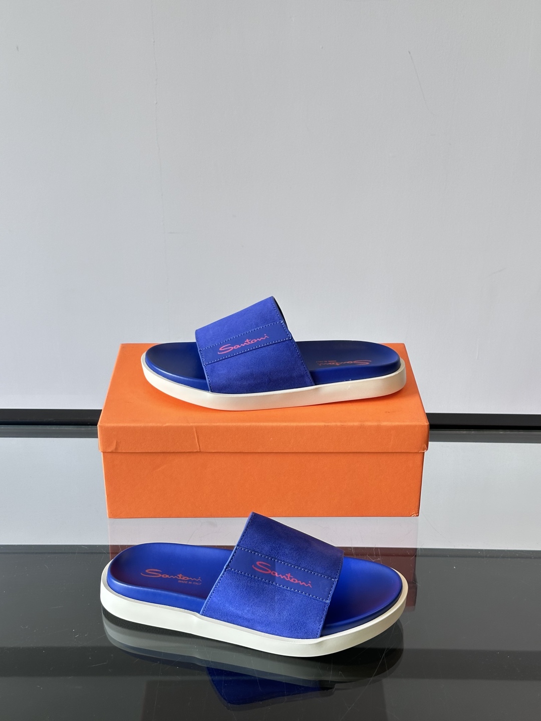 Santoni/圣东尼 意大利男士手工小牛皮真皮拖鞋凉鞋🩴，这个意大利纯手工鞋履品牌的每一双鞋设计简洁经