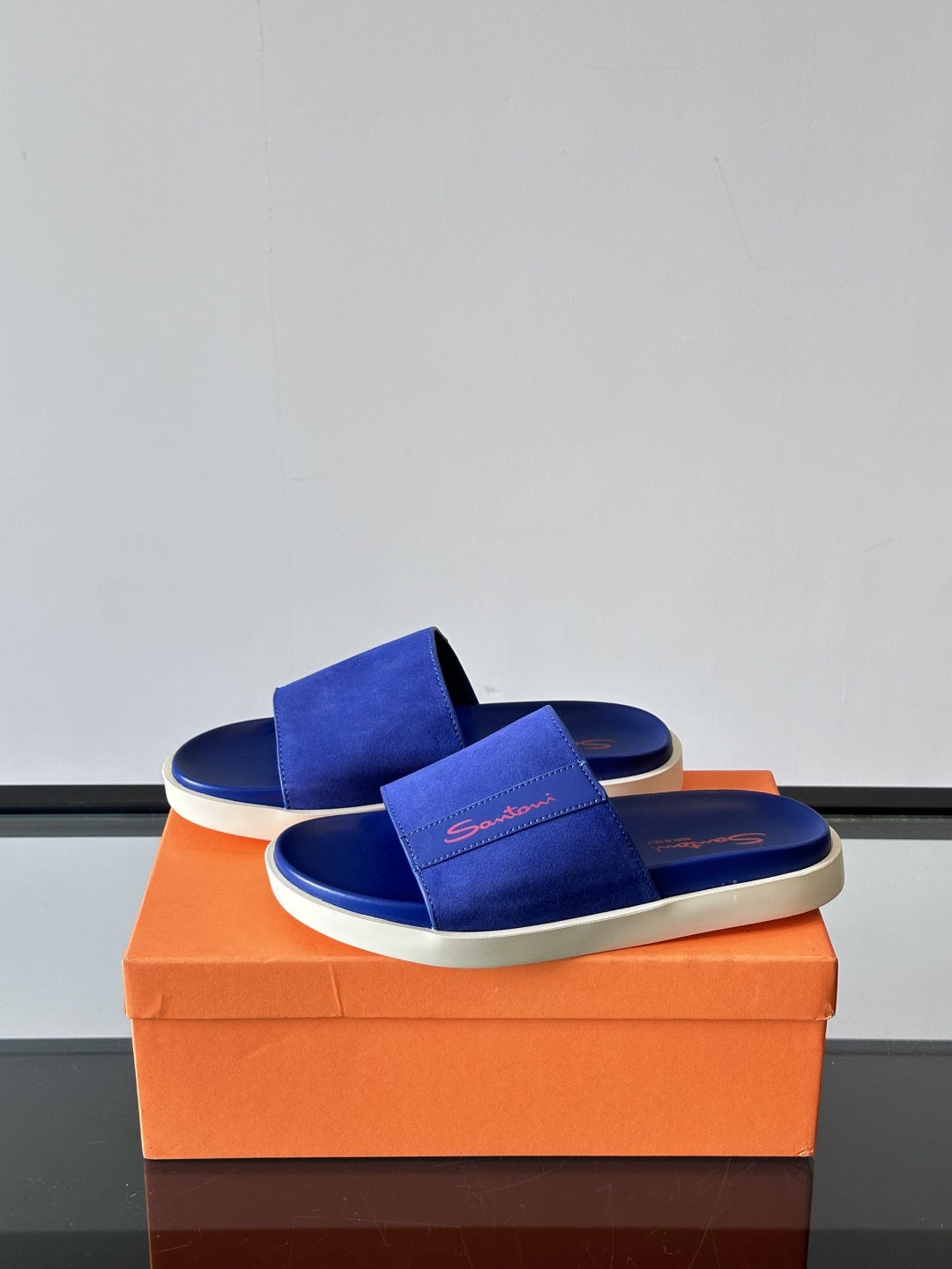 Santoni/圣东尼 意大利男士手工小牛皮真皮拖鞋凉鞋🩴，这个意大利纯手工鞋履品牌的每一双鞋设计简洁经