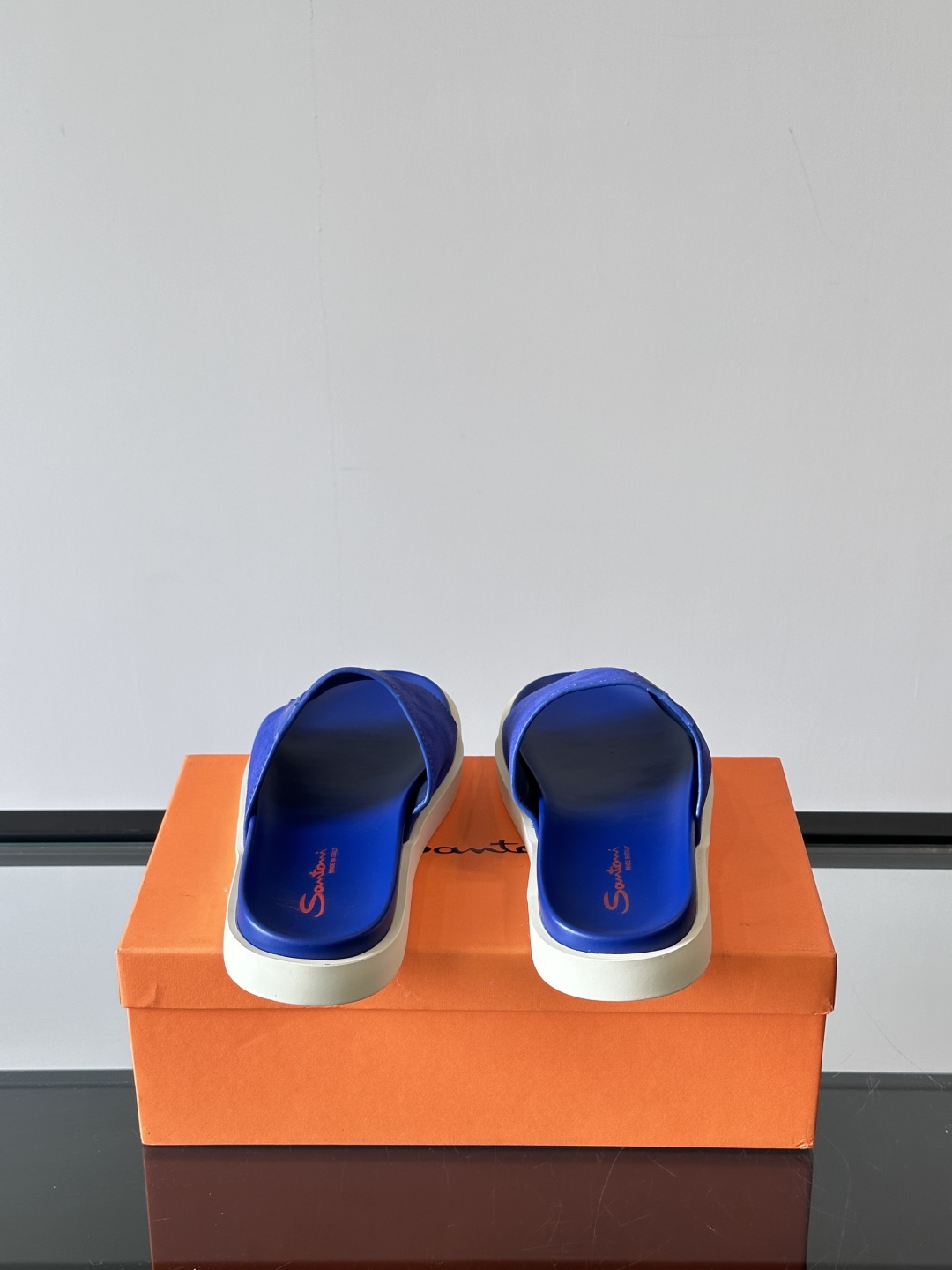 Santoni/圣东尼 意大利男士手工小牛皮真皮拖鞋凉鞋🩴，这个意大利纯手工鞋履品牌的每一双鞋设计简洁经