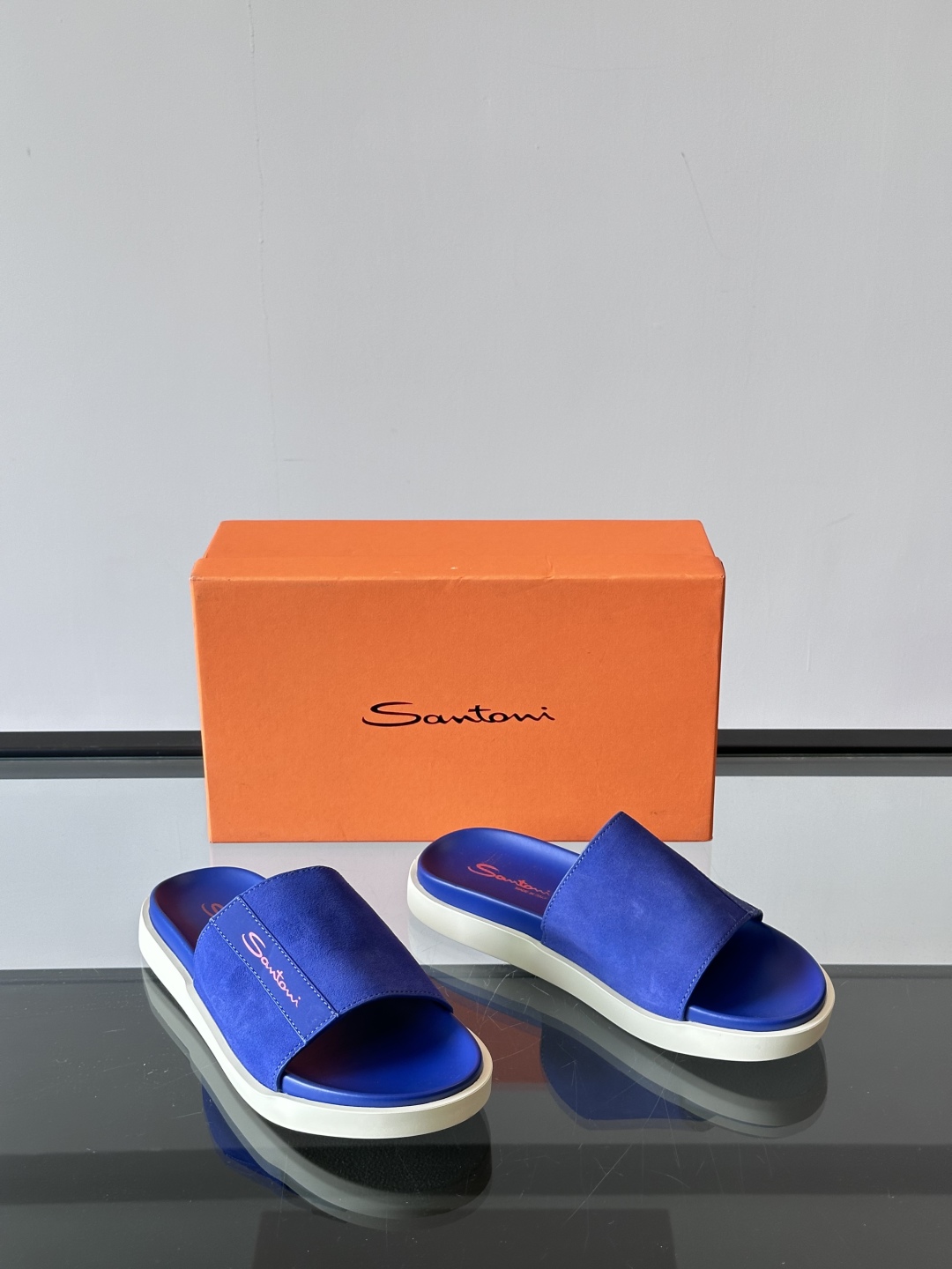 Santoni/圣东尼 意大利男士手工小牛皮真皮拖鞋凉鞋🩴，这个意大利纯手工鞋履品牌的每一双鞋设计简洁经