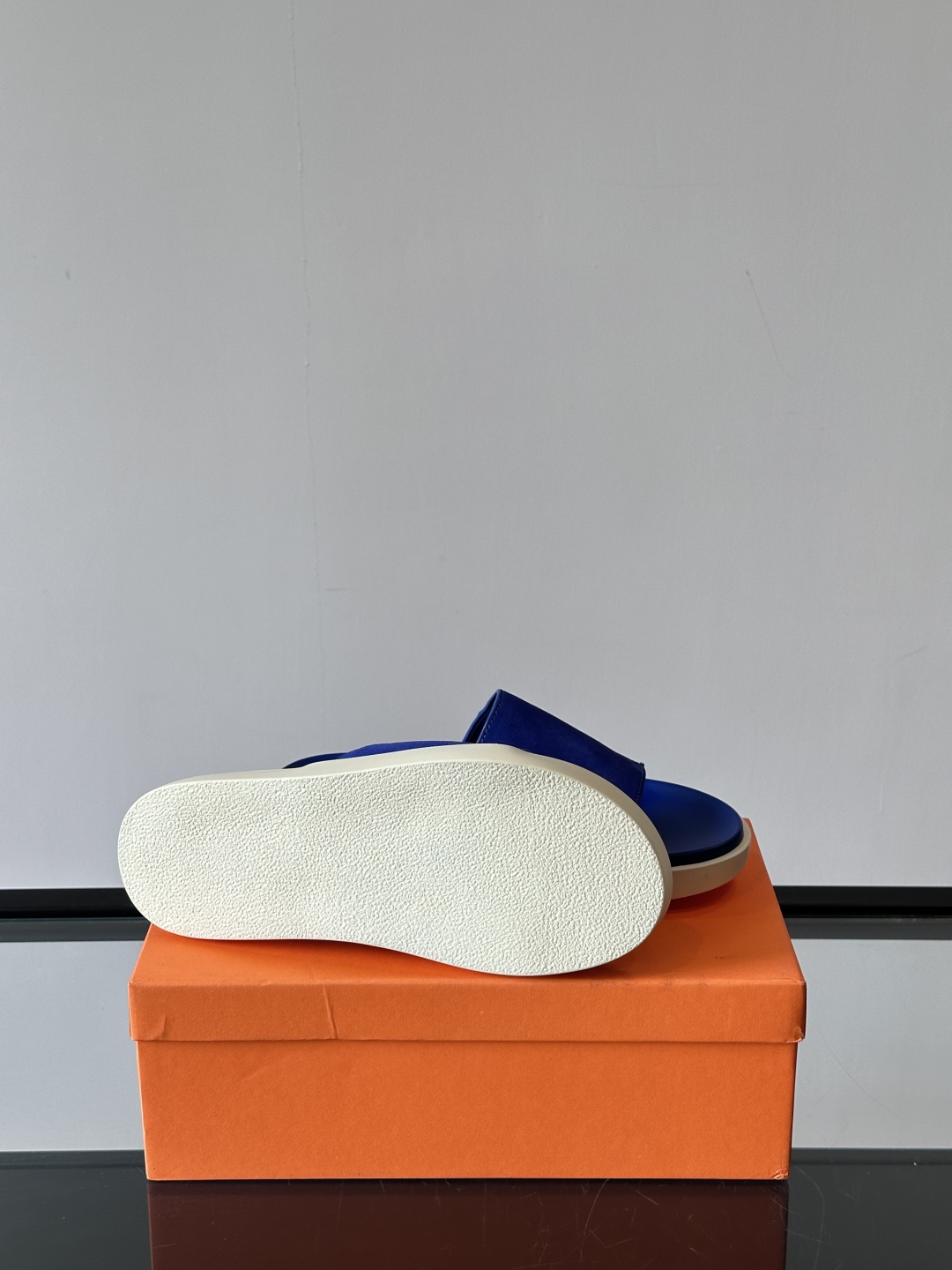 Santoni/圣东尼 意大利男士手工小牛皮真皮拖鞋凉鞋🩴，这个意大利纯手工鞋履品牌的每一双鞋设计简洁经