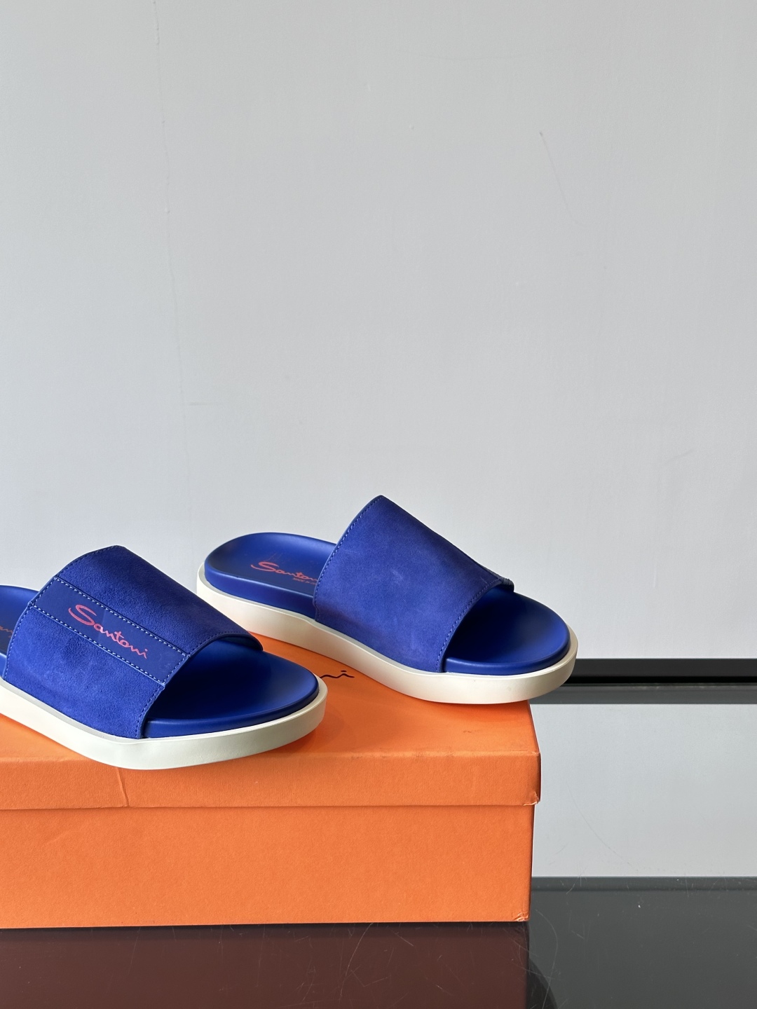 Santoni/圣东尼 意大利男士手工小牛皮真皮拖鞋凉鞋🩴，这个意大利纯手工鞋履品牌的每一双鞋设计简洁经