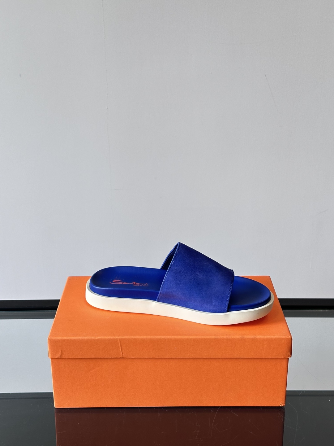 Santoni/圣东尼 意大利男士手工小牛皮真皮拖鞋凉鞋🩴，这个意大利纯手工鞋履品牌的每一双鞋设计简洁经