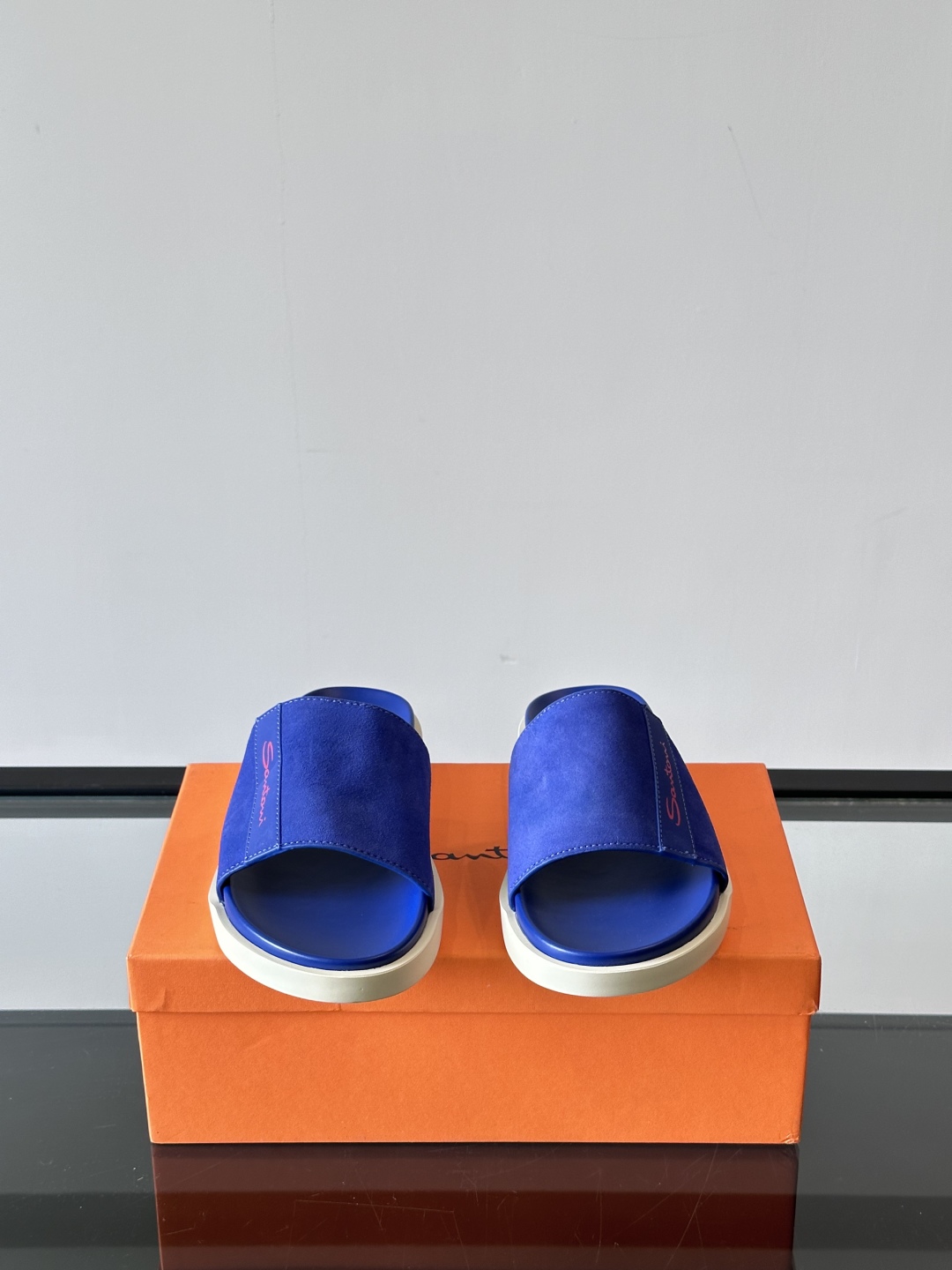 Santoni/圣东尼 意大利男士手工小牛皮真皮拖鞋凉鞋🩴，这个意大利纯手工鞋履品牌的每一双鞋设计简洁经
