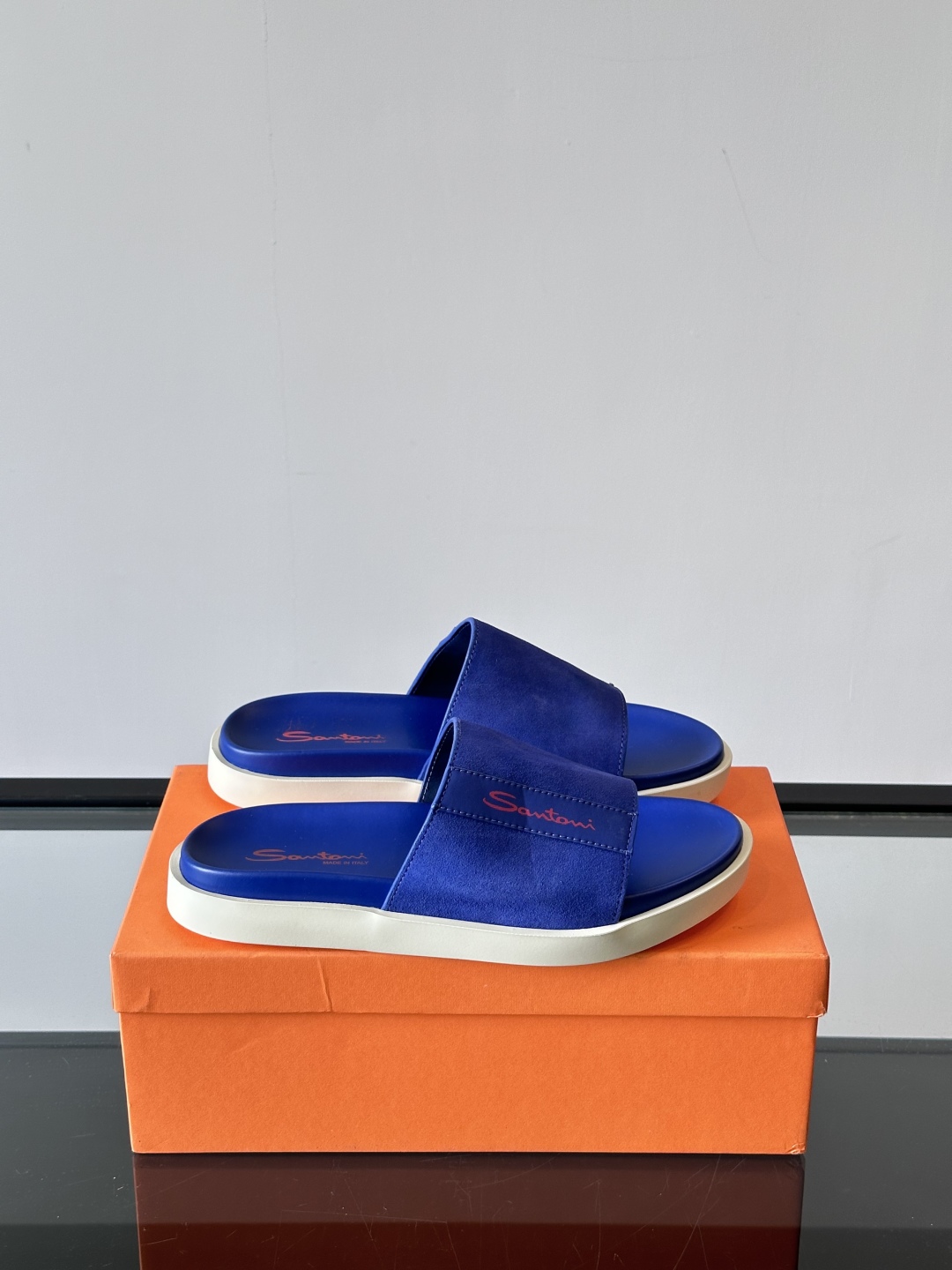 Santoni/圣东尼 意大利男士手工小牛皮真皮拖鞋凉鞋🩴，这个意大利纯手工鞋履品牌的每一双鞋设计简洁经